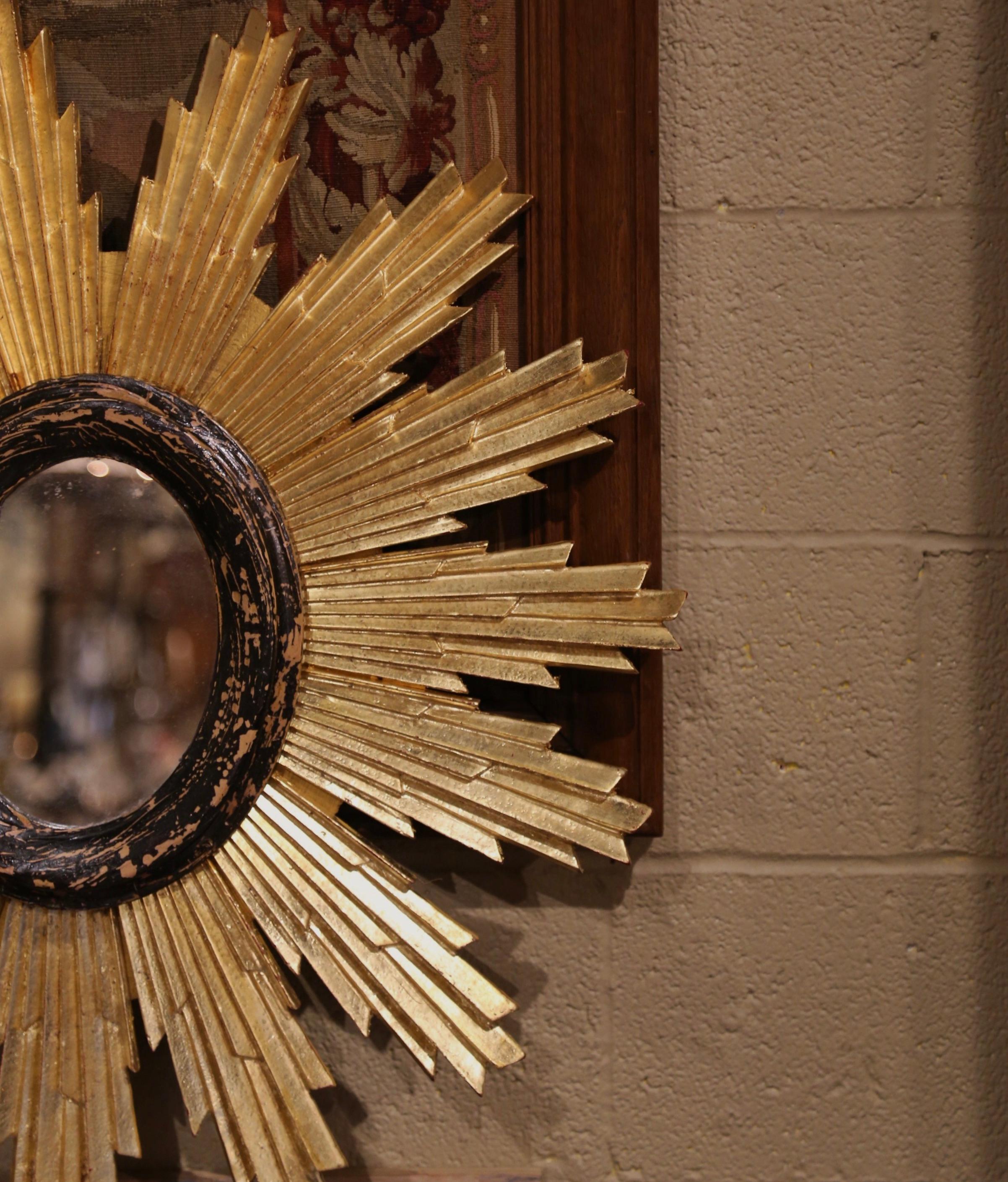 Paire de miroirs muraux Sunburst italiens sculptés en bois doré bicolore et noirci 1