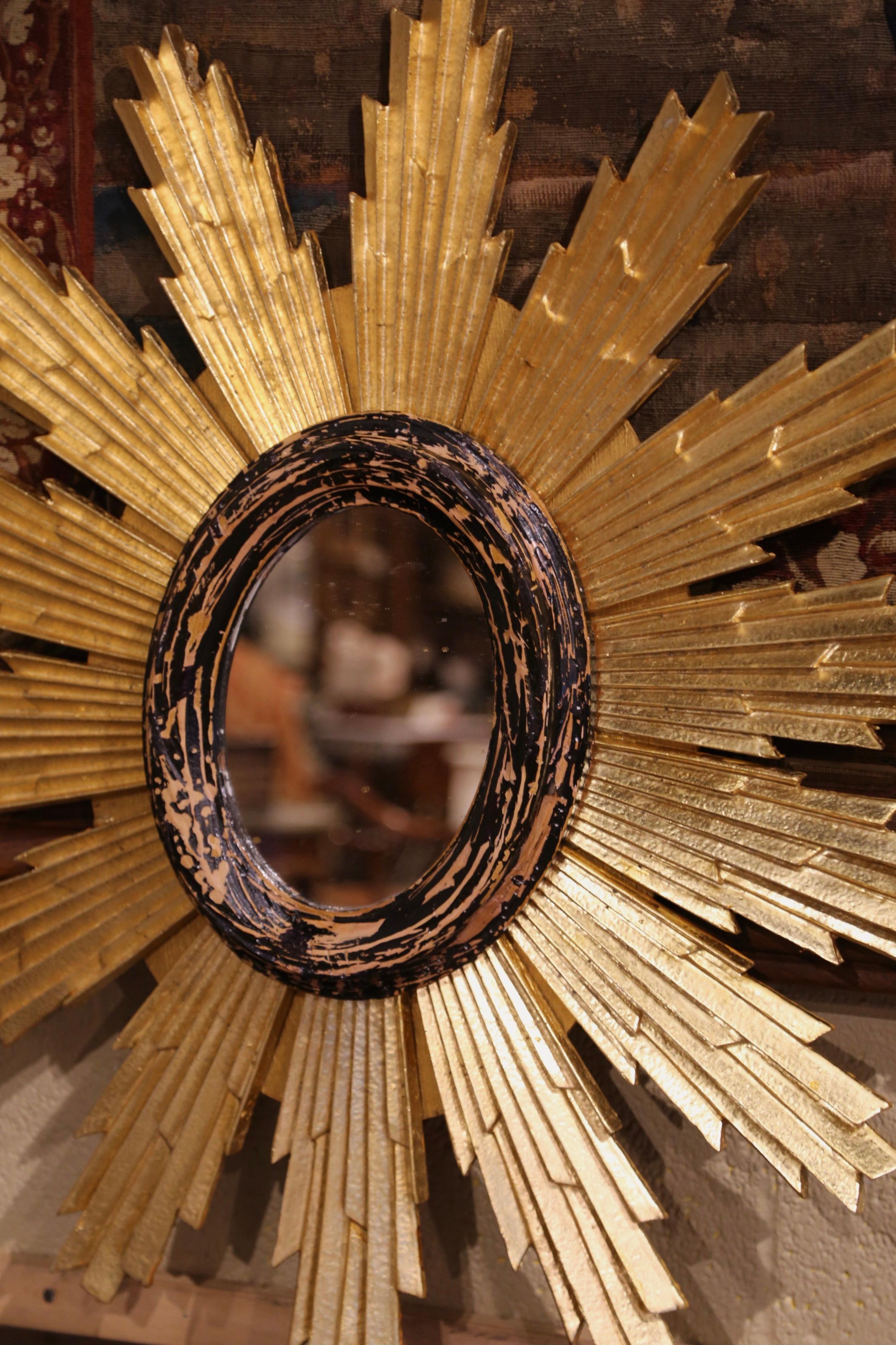 Paire de miroirs muraux Sunburst italiens sculptés en bois doré bicolore et noirci 2