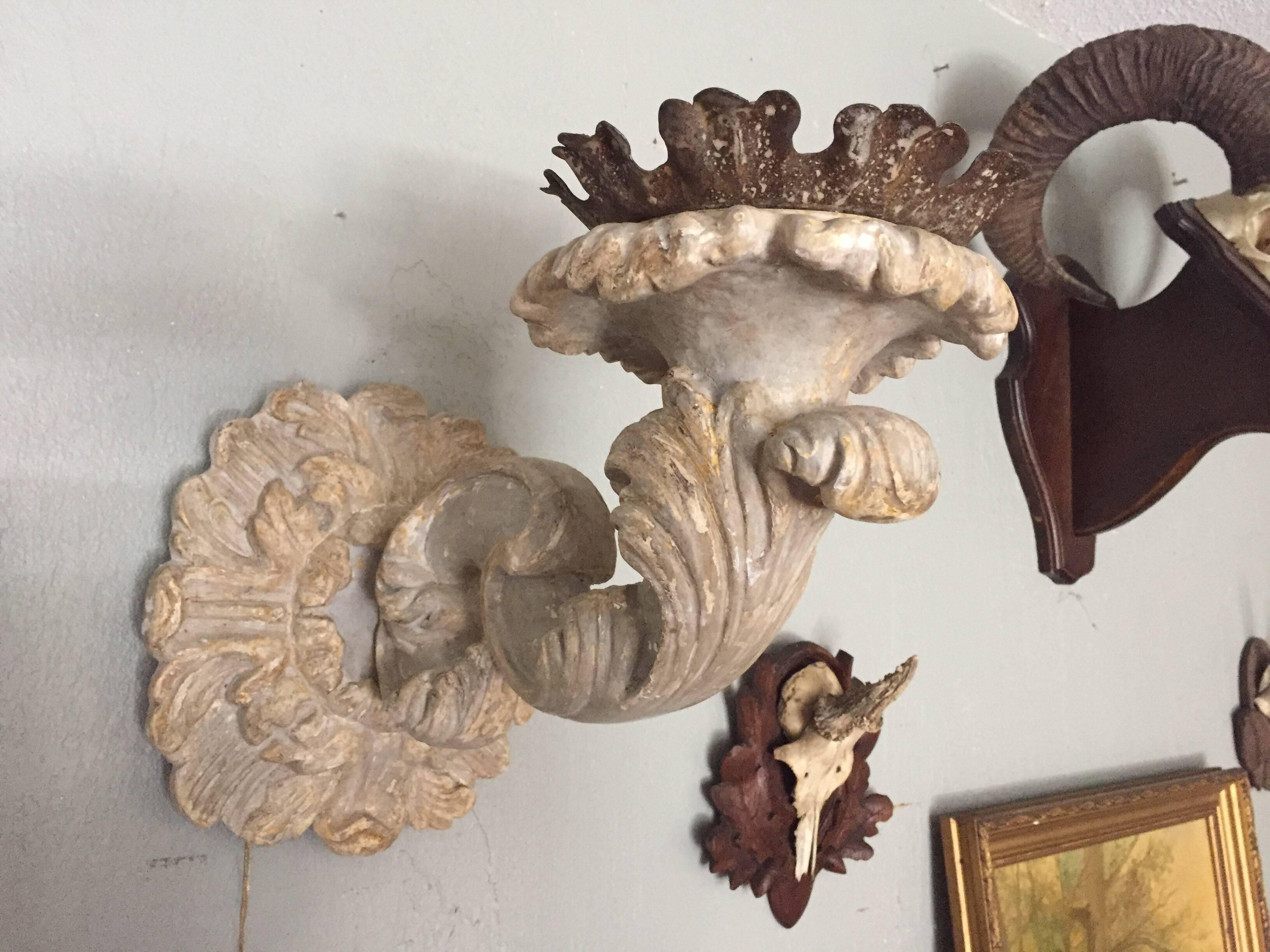 Pair of Italian Carved Two-Toned Painted Sconces For Sale 1
