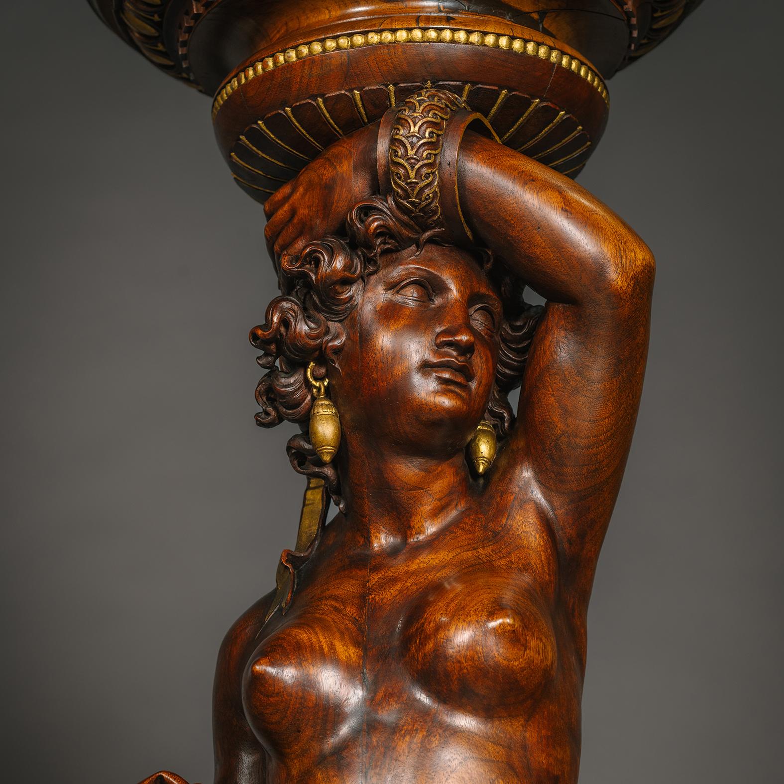 Paire de torchères figuratives italiennes en noyer sculpté et parchemin doré  en vente 3