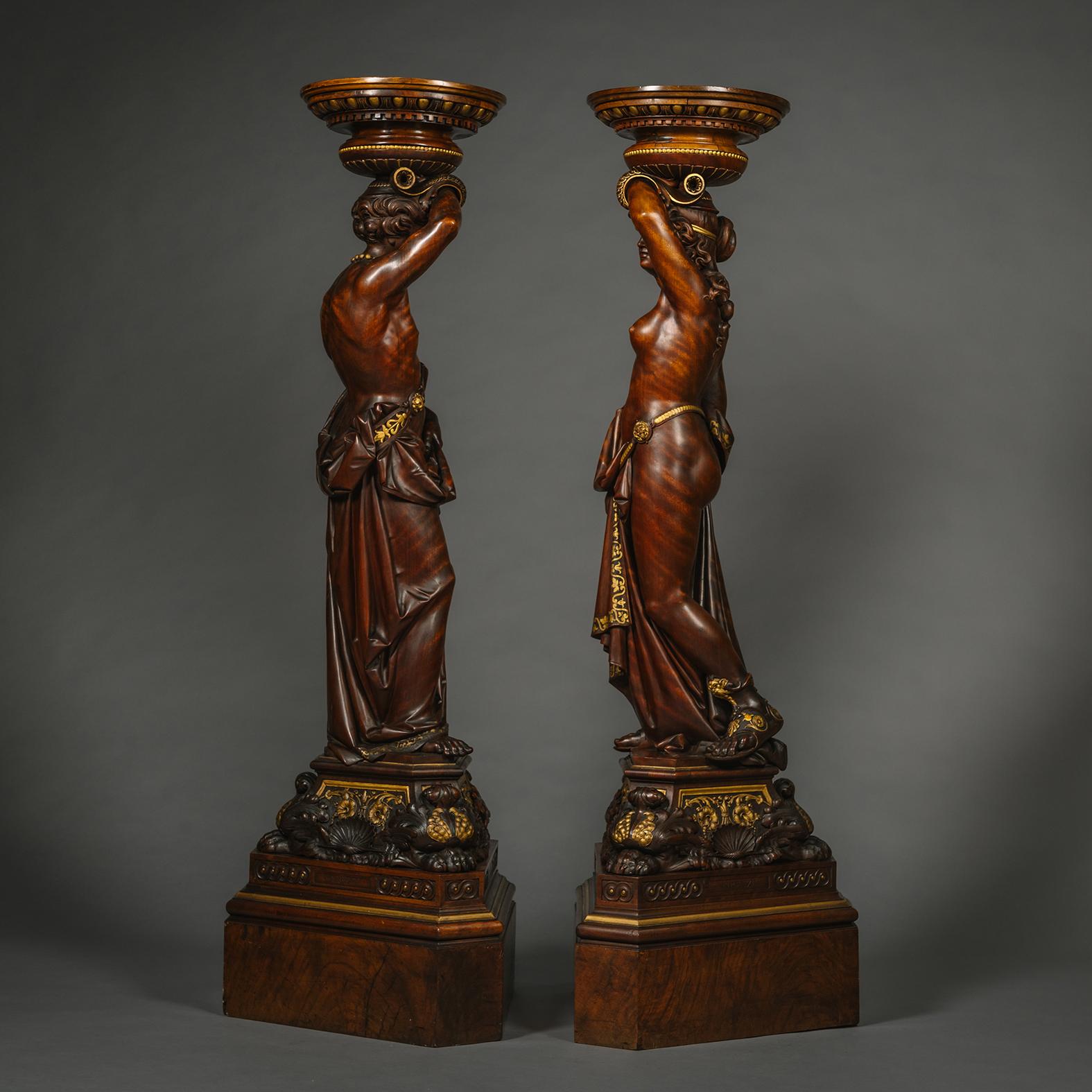 Néo-Renaissance Paire de torchères figuratives italiennes en noyer sculpté et parchemin doré  en vente