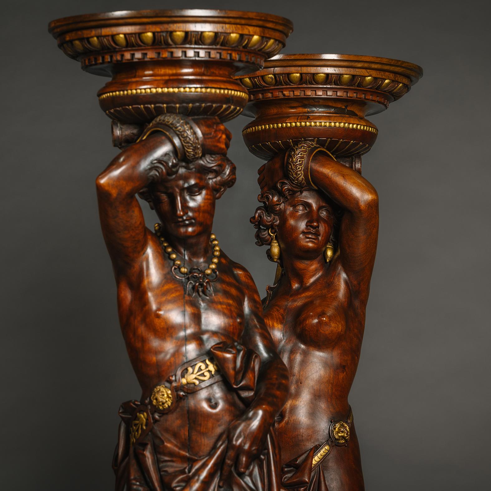 XIXe siècle Paire de torchères figuratives italiennes en noyer sculpté et parchemin doré  en vente