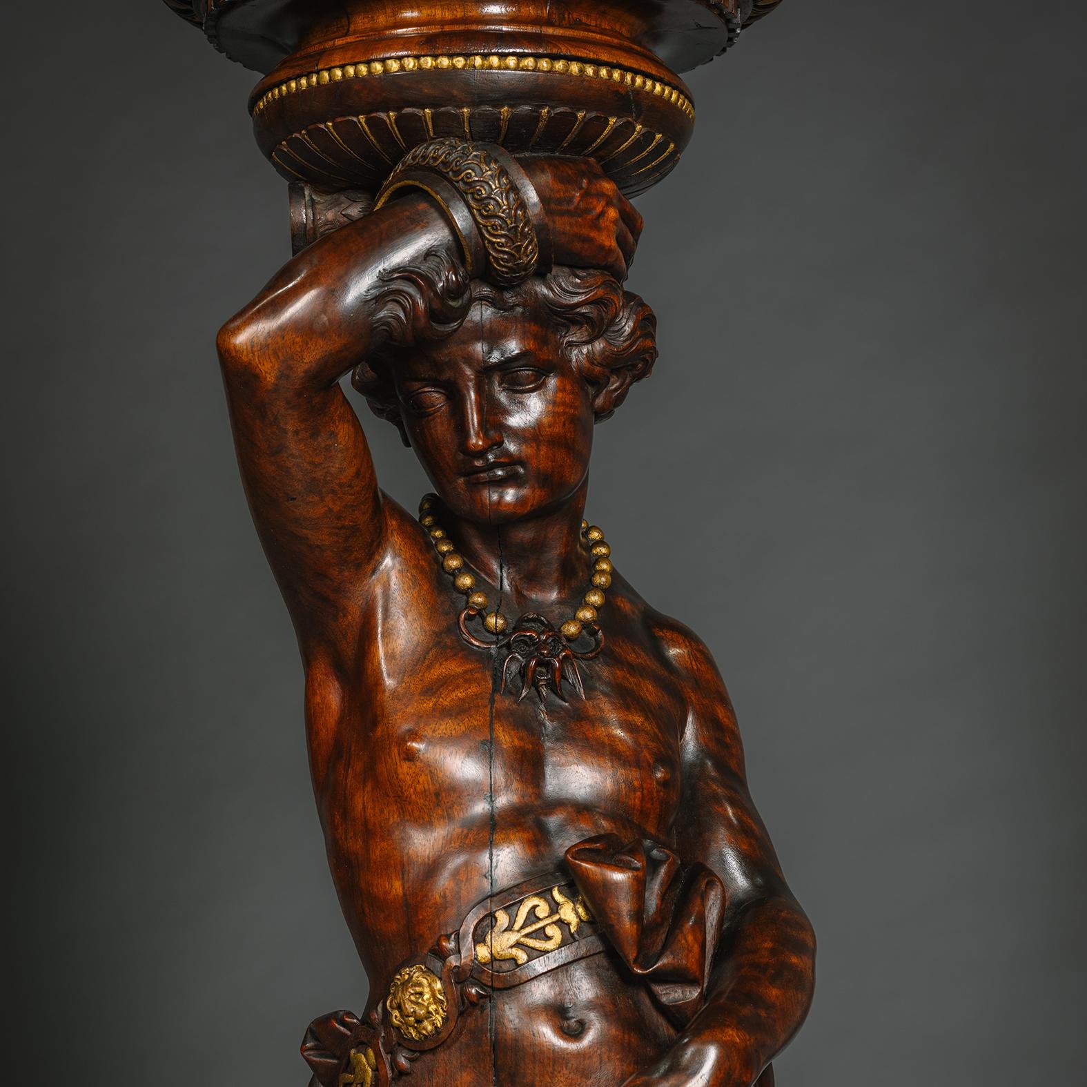 Paire de torchères figuratives italiennes en noyer sculpté et parchemin doré  en vente 1