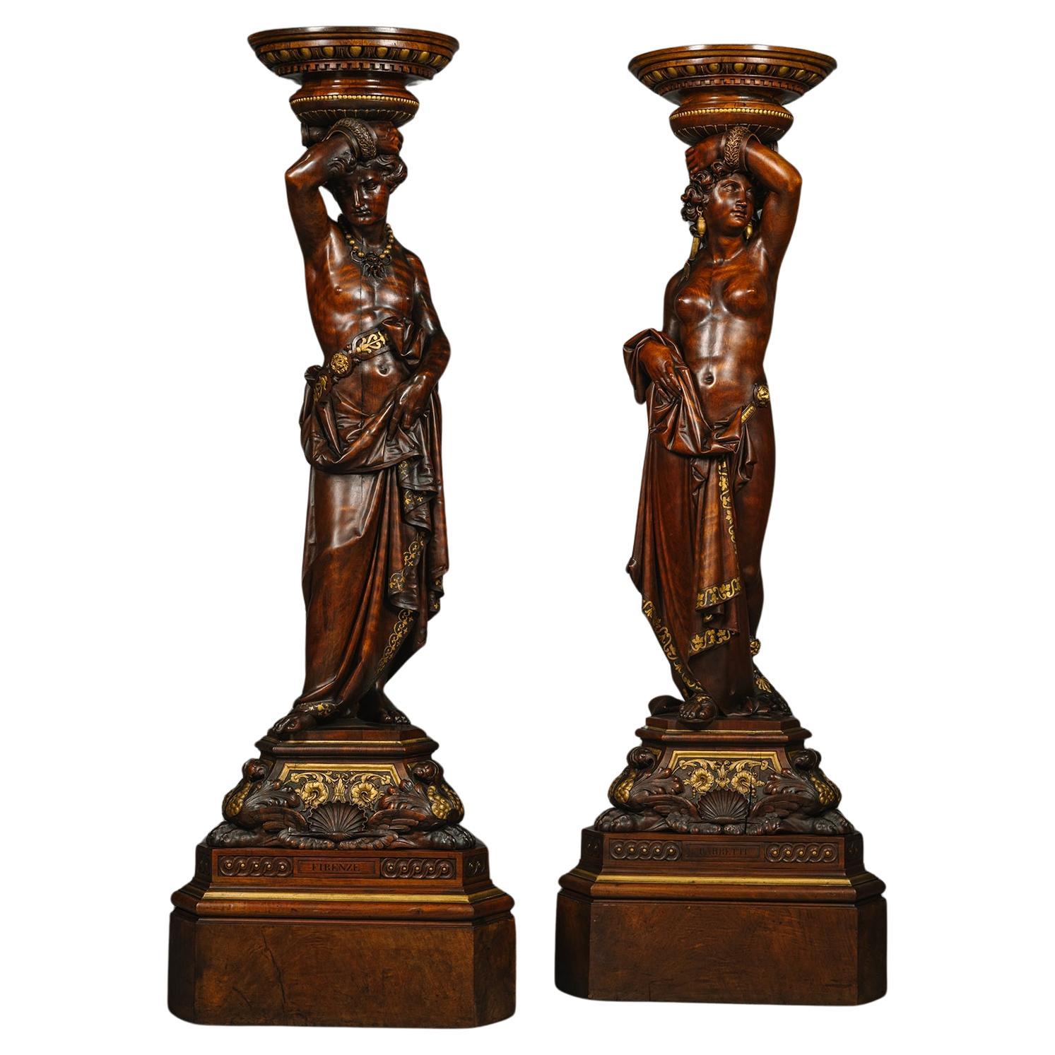 Paar italienische Figurenfackeln aus geschnitztem Nussbaum und vergoldetem Paket  im Angebot