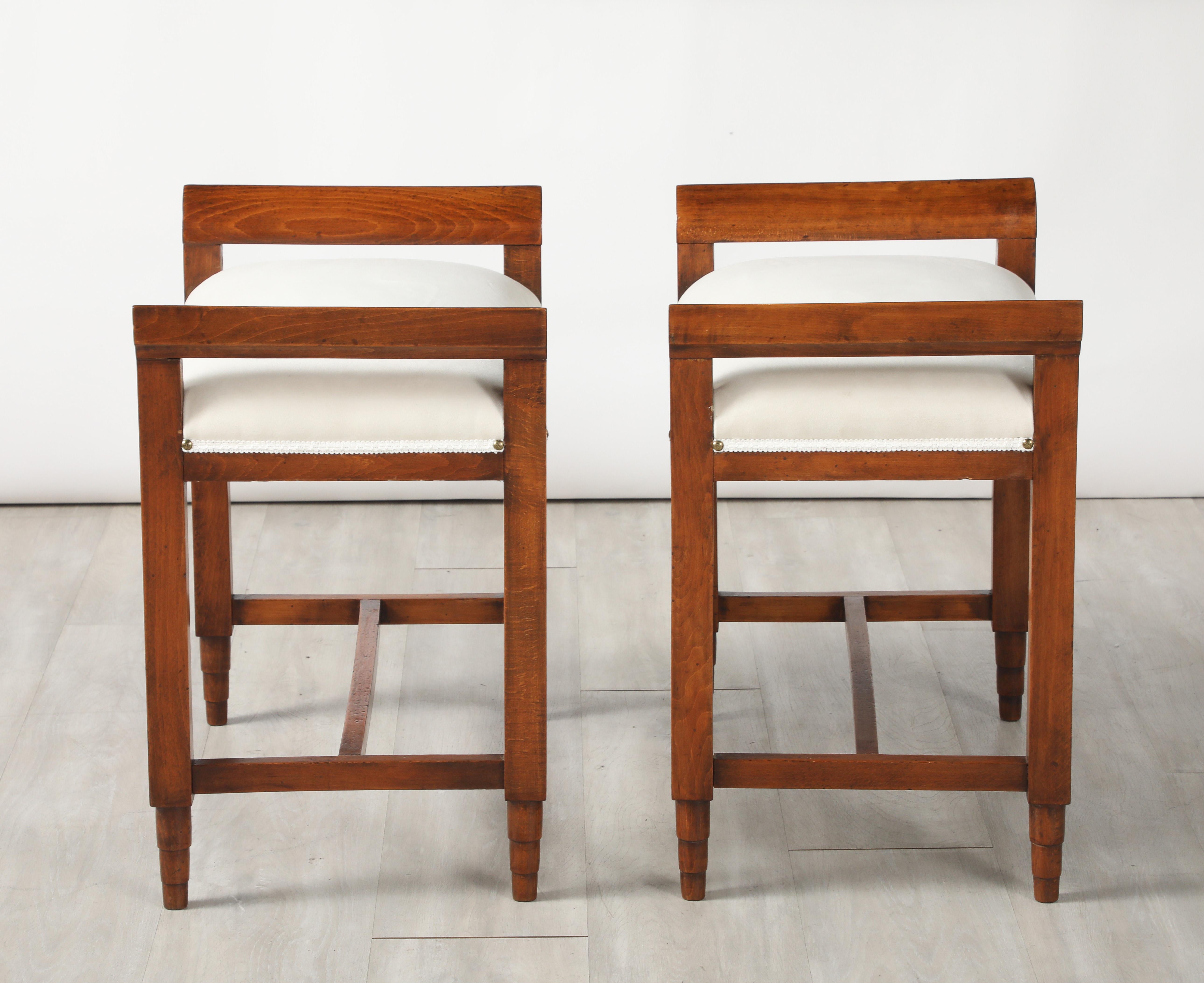 Coppia di sgabelli italiani in noce intagliato Art Deco, circa 1940 in vendita 2