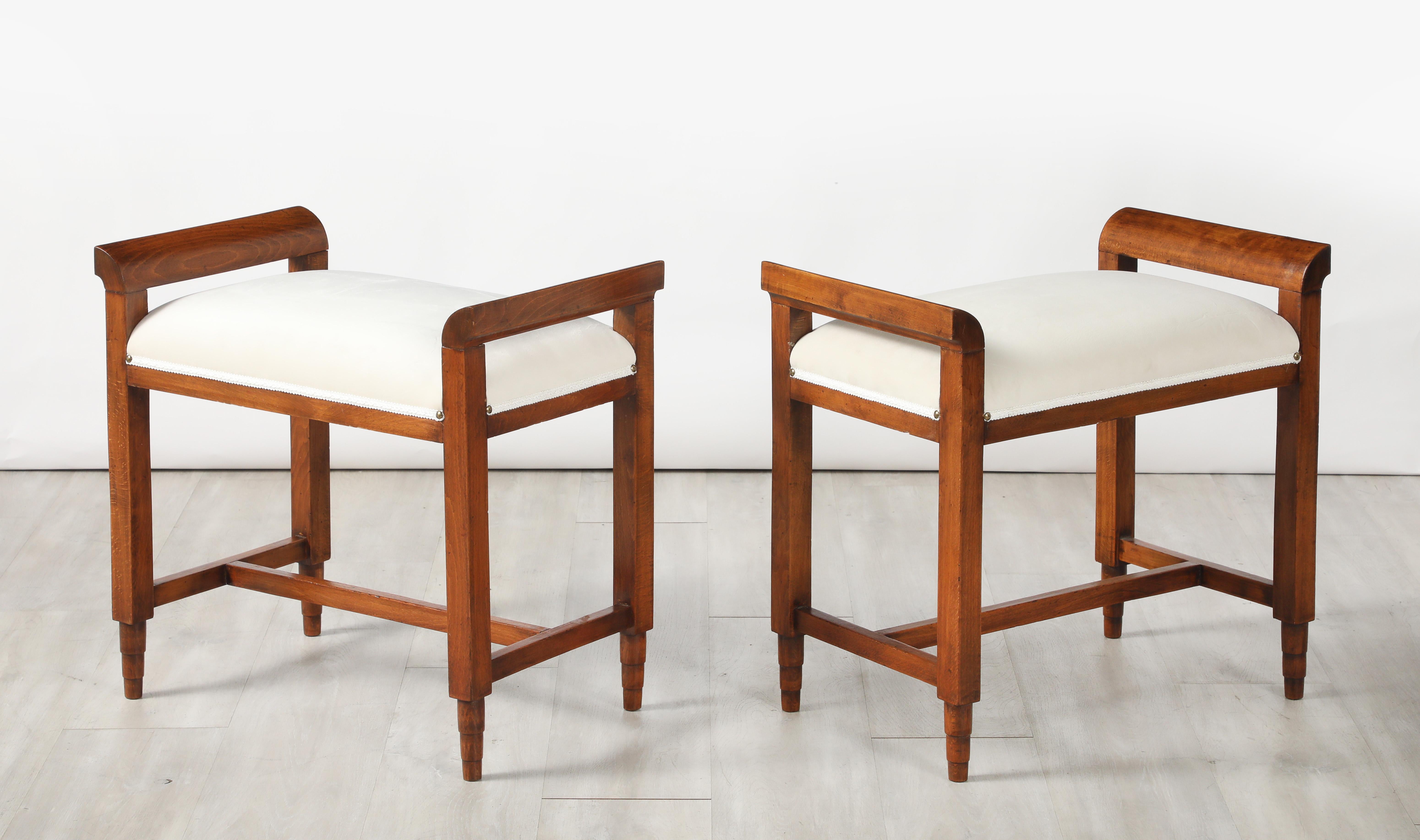 Coppia di sgabelli italiani in noce intagliato Art Deco, circa 1940 in vendita 3