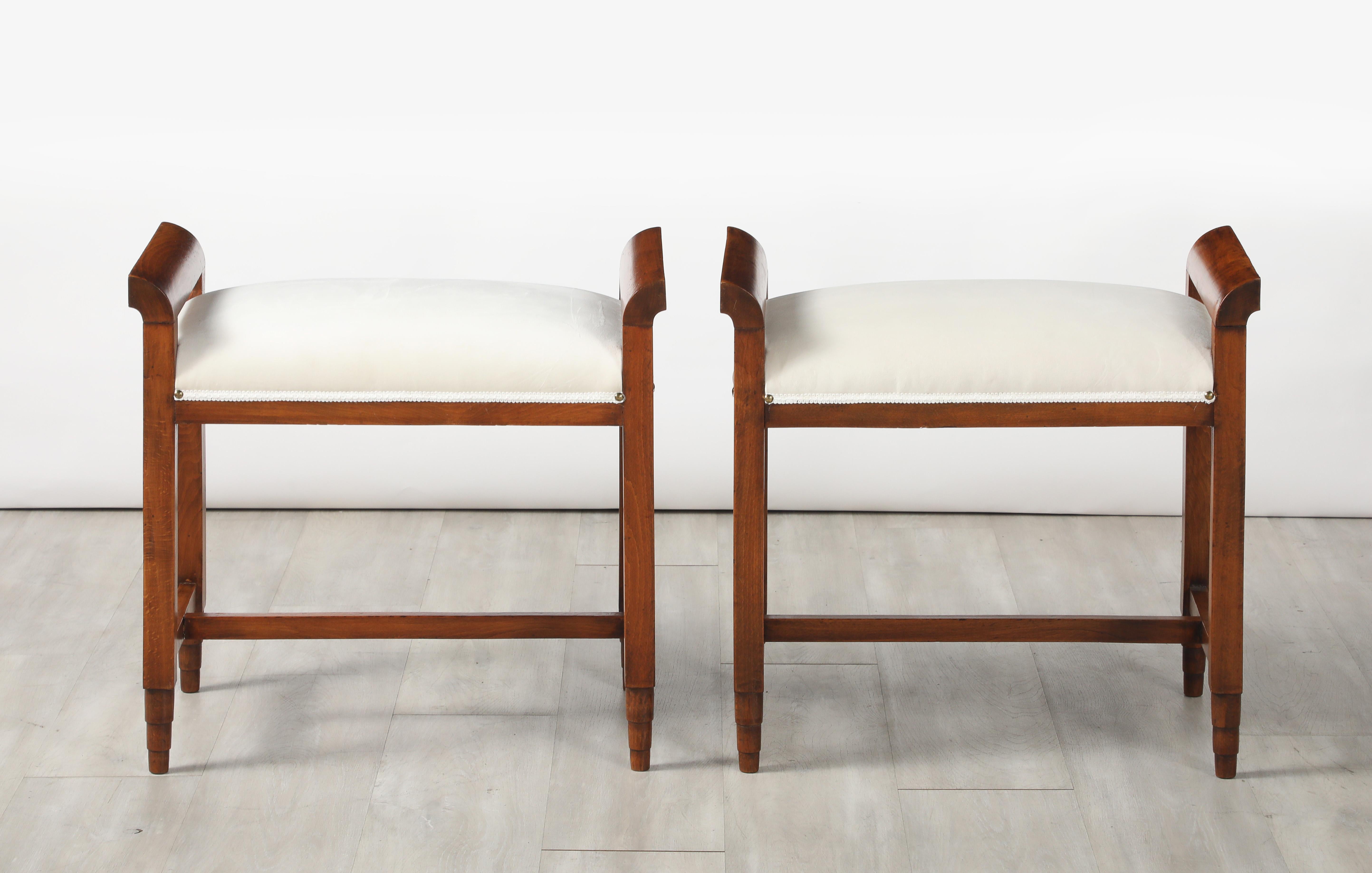 Coppia di sgabelli italiani in noce intagliato Art Deco, circa 1940 in vendita 4