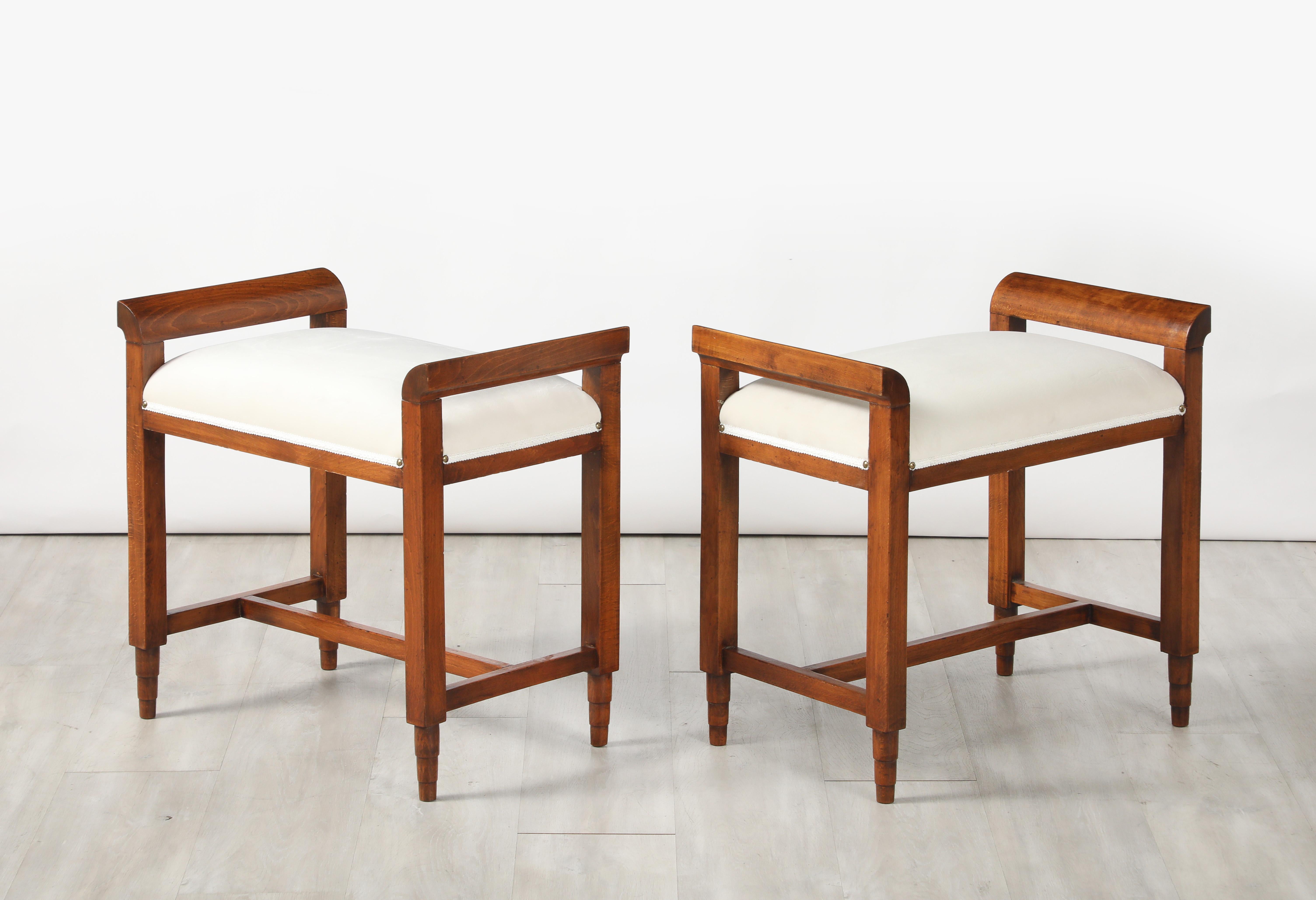 Coppia di sgabelli italiani in noce intagliato Art Deco, circa 1940 in vendita 5