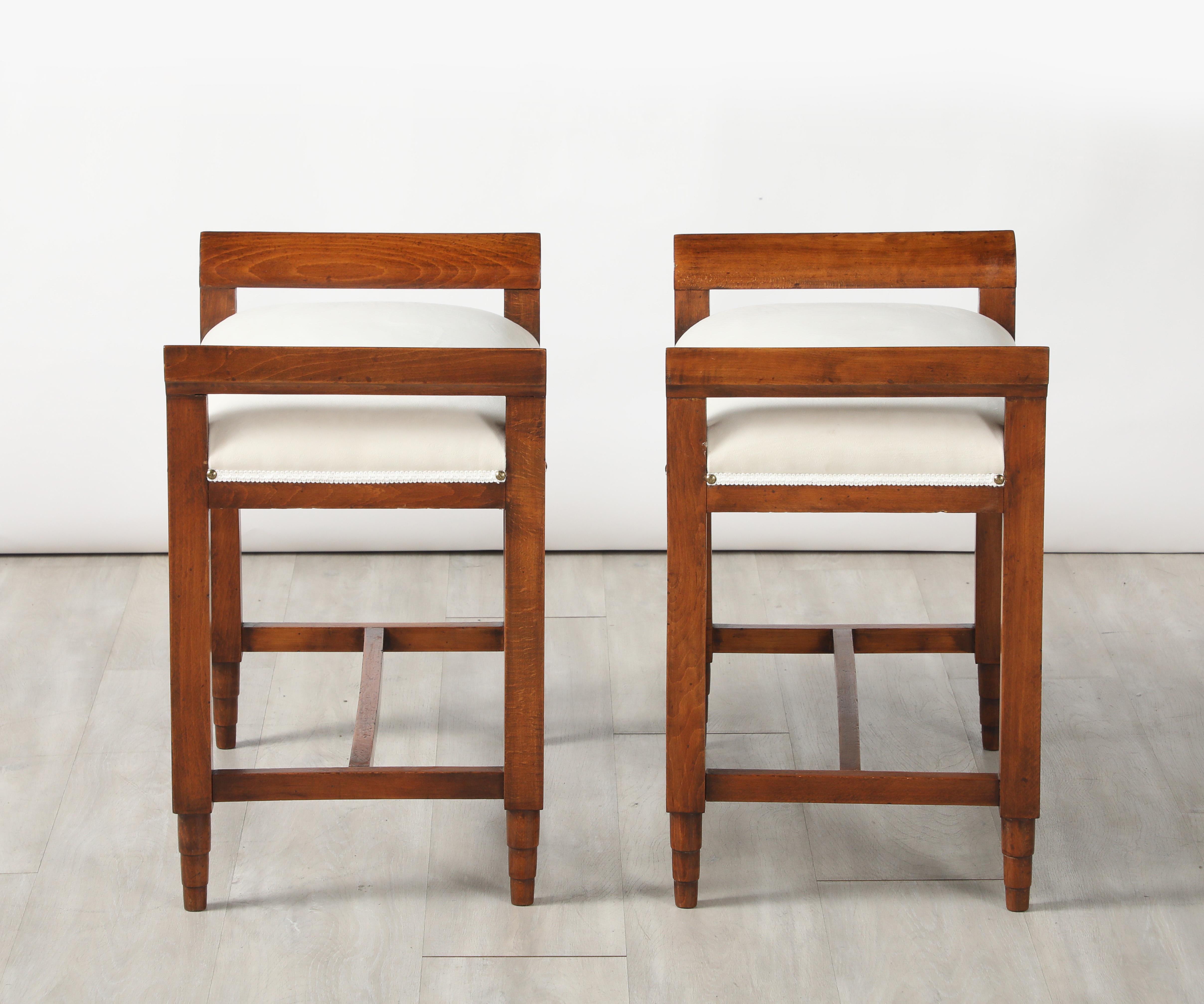 Coppia di sgabelli italiani in noce intagliato Art Deco, circa 1940 in vendita 6