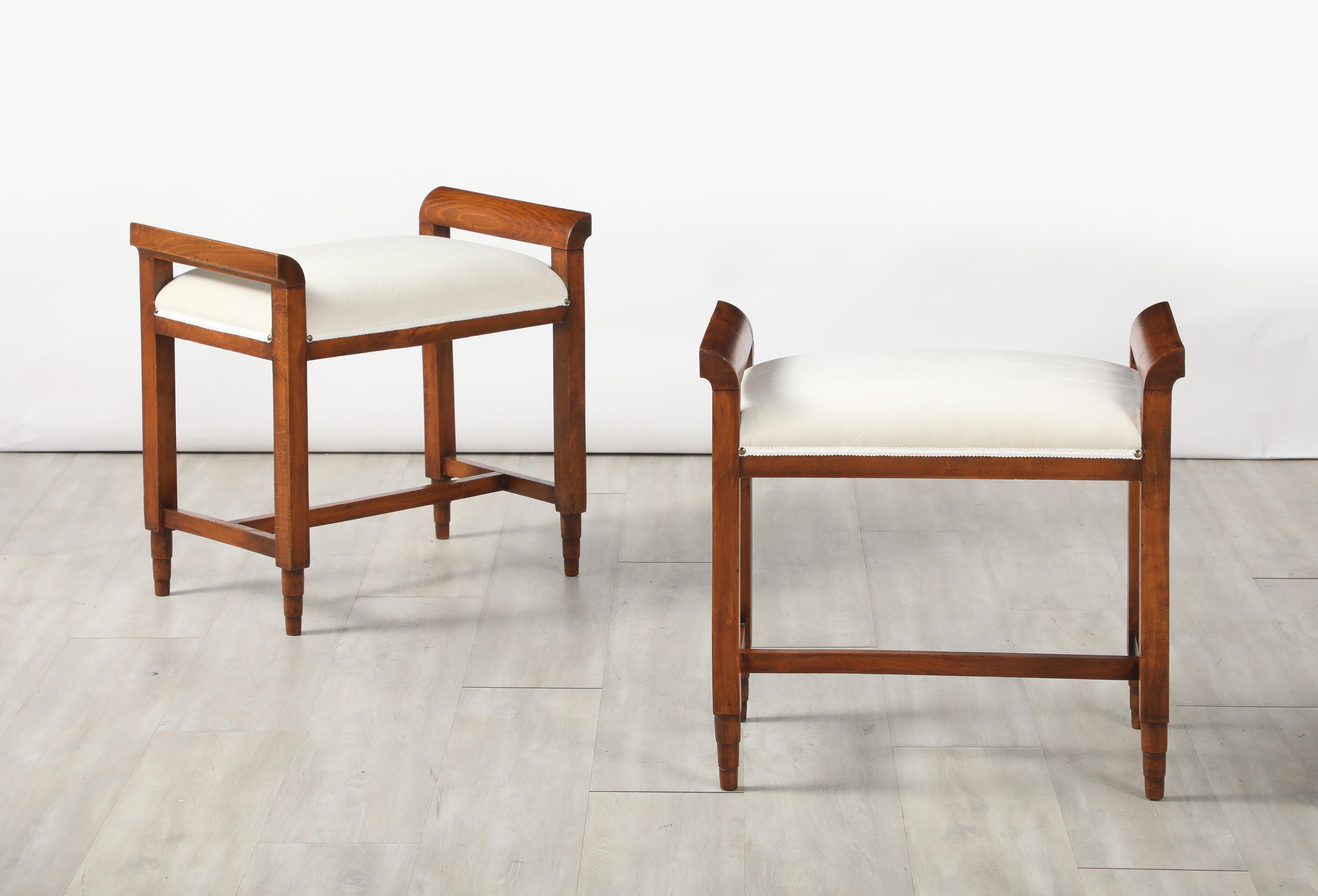 Coppia di sgabelli italiani in noce intagliato Art Deco, circa 1940 in vendita 7