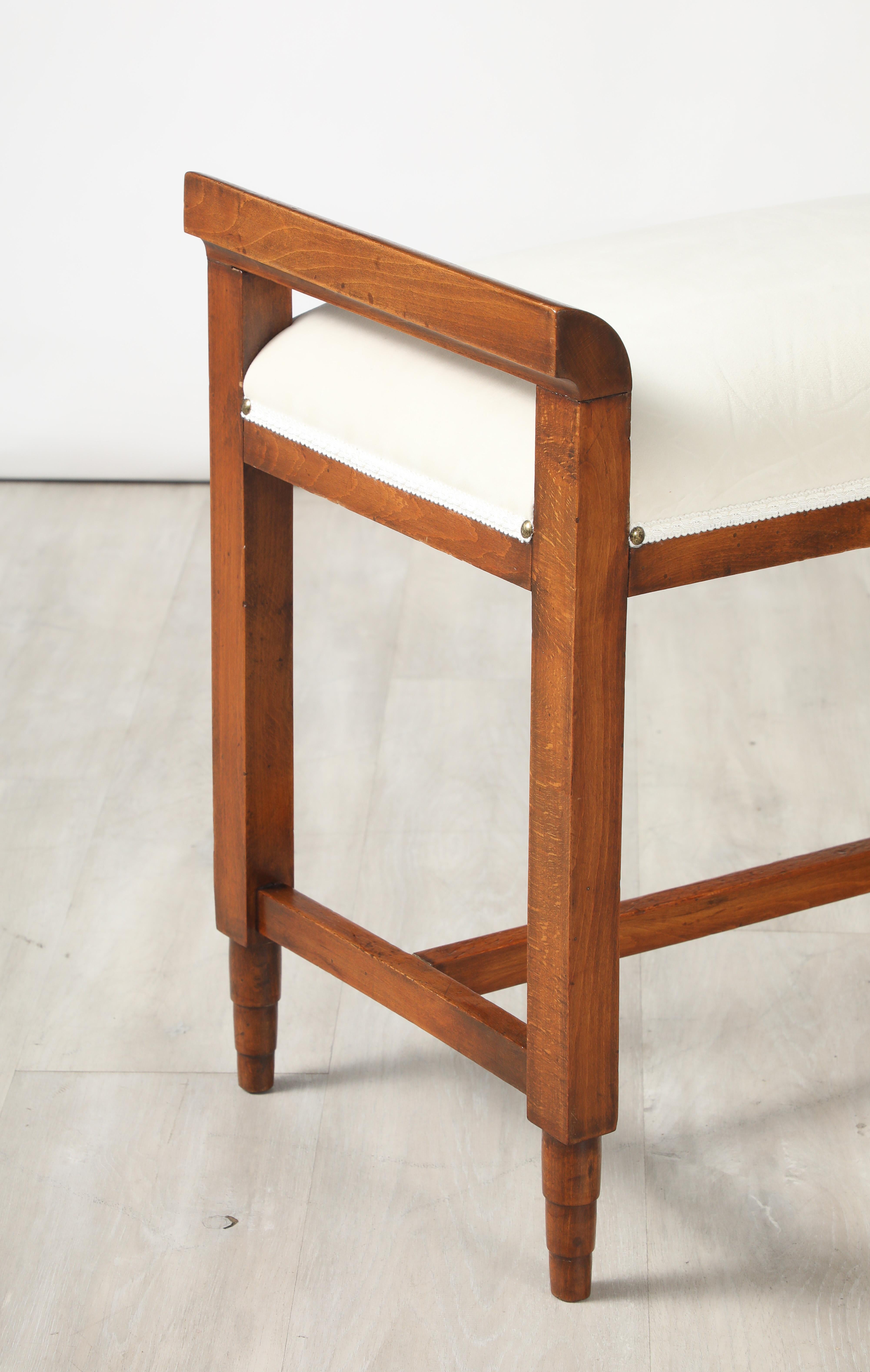 Intagliato Coppia di sgabelli italiani in noce intagliato Art Deco, circa 1940 in vendita