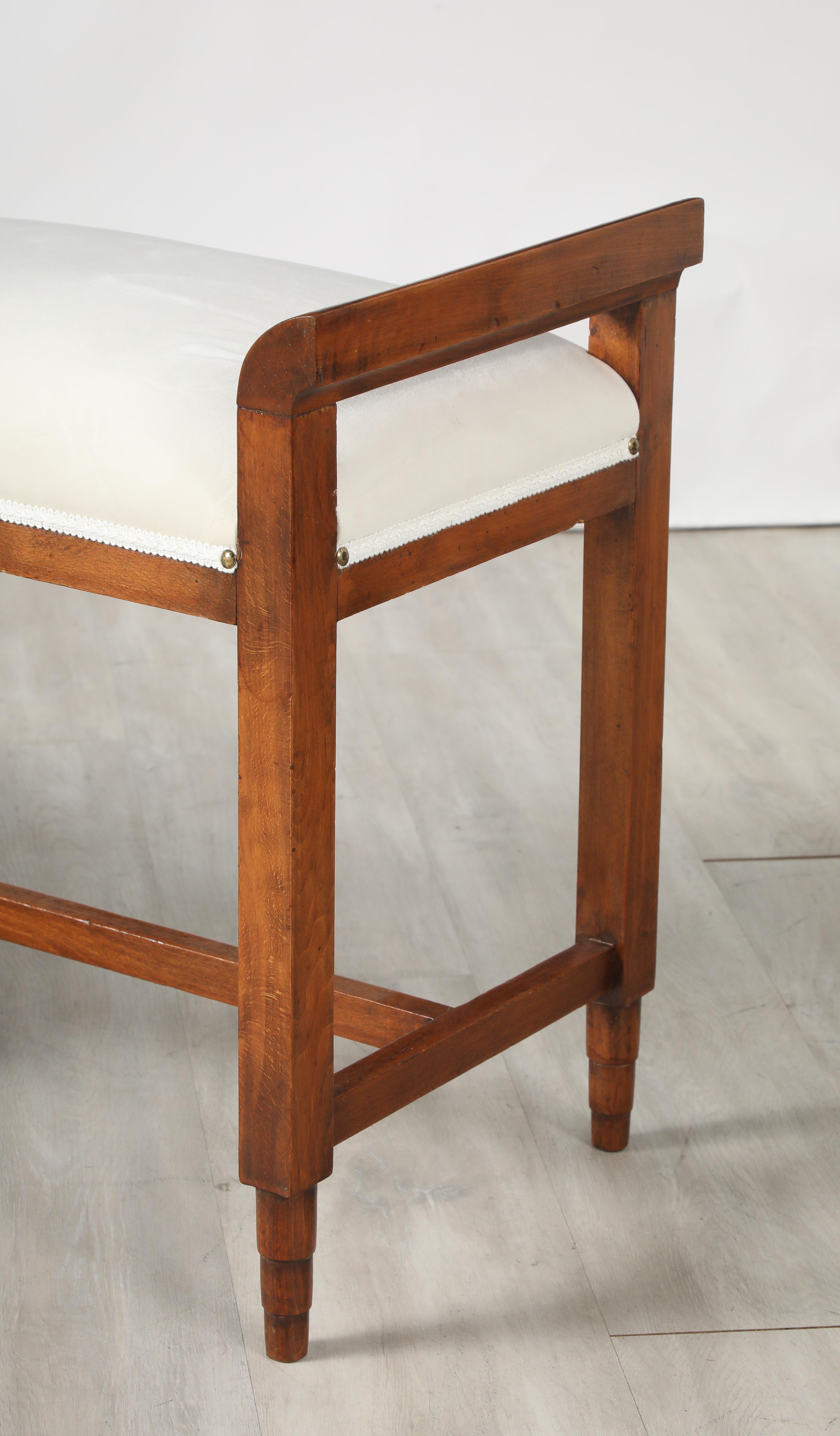 Coppia di sgabelli italiani in noce intagliato Art Deco, circa 1940 In condizioni buone in vendita a New York, NY