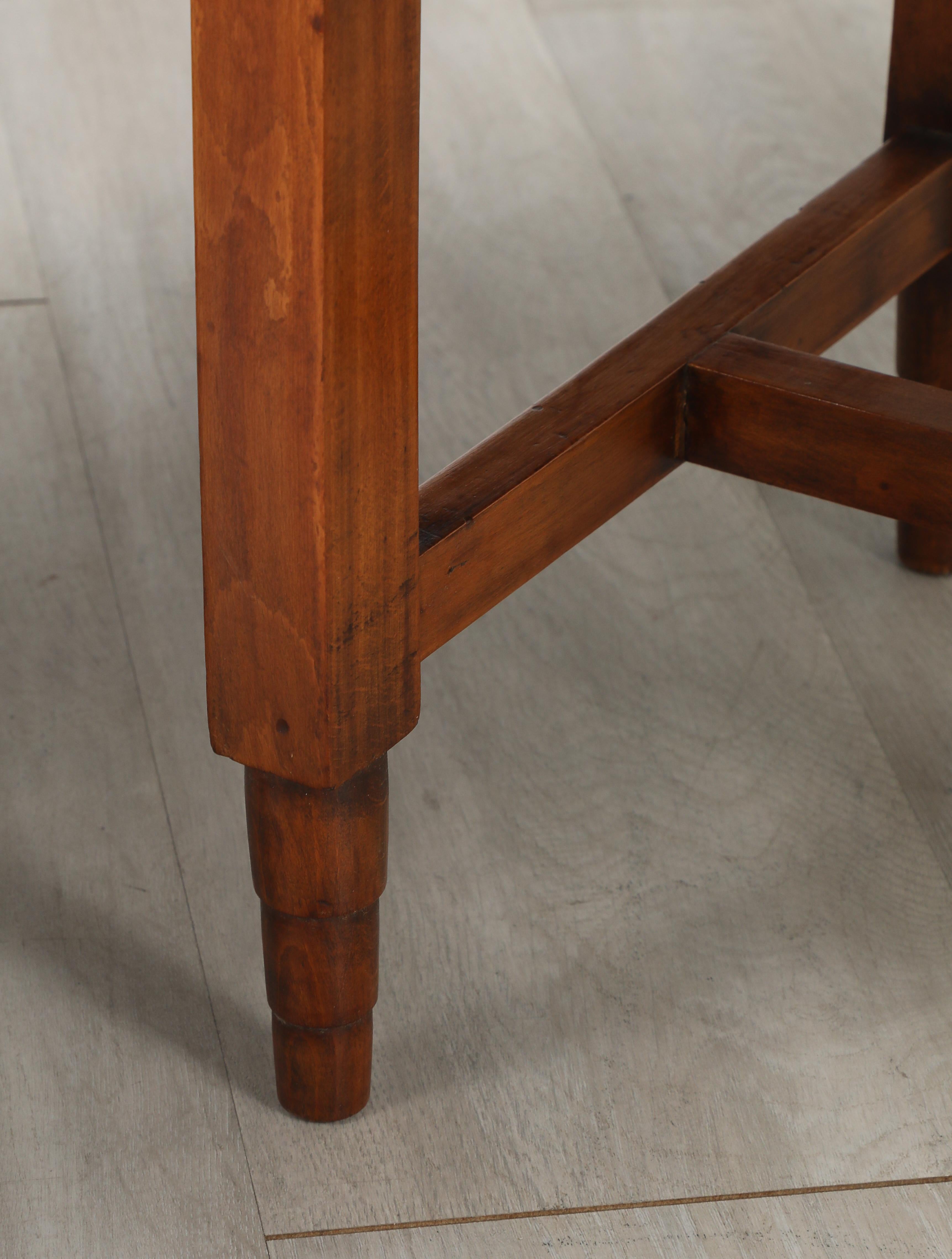 Metà XX secolo Coppia di sgabelli italiani in noce intagliato Art Deco, circa 1940 in vendita