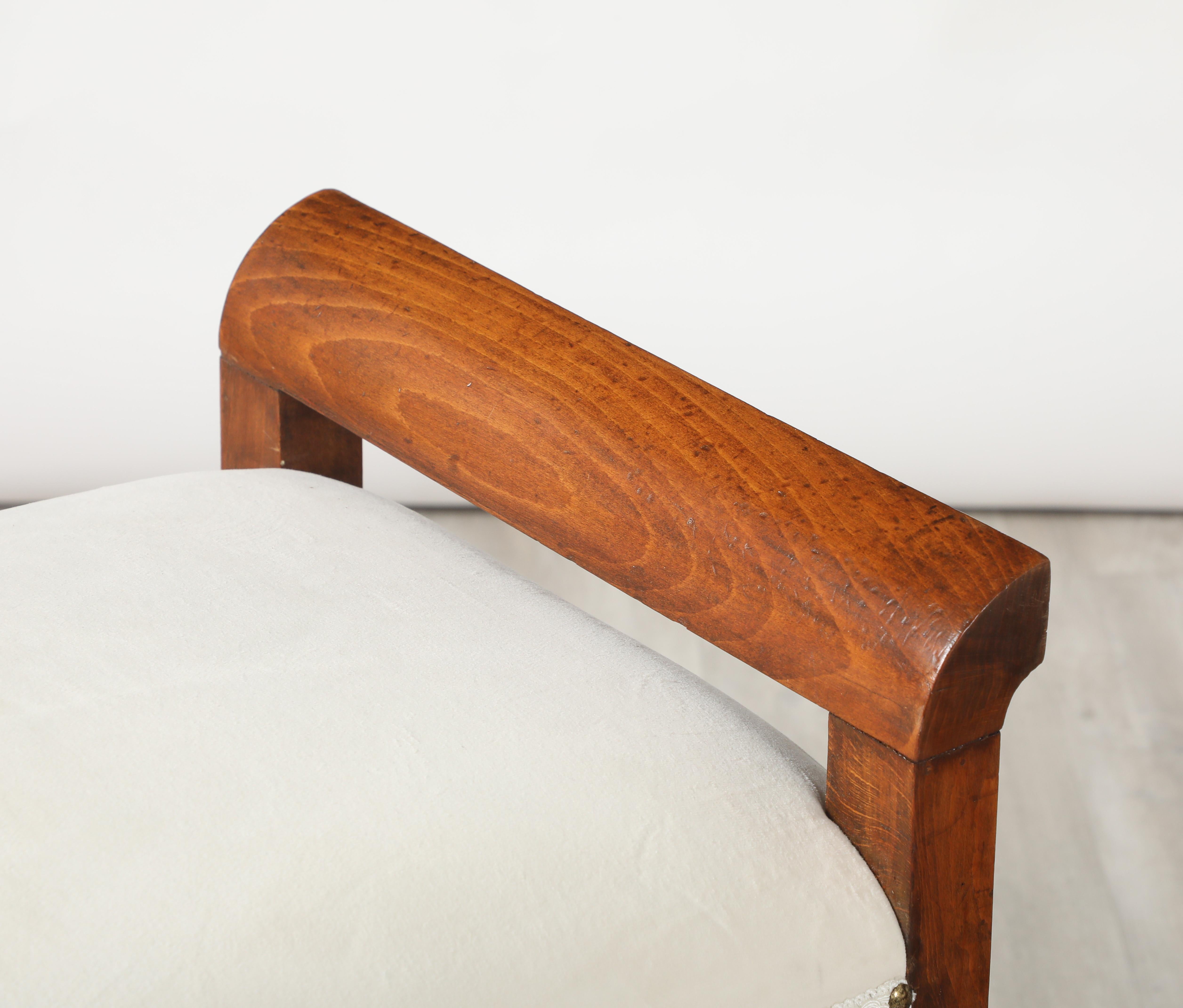 Tessuto Coppia di sgabelli italiani in noce intagliato Art Deco, circa 1940 in vendita