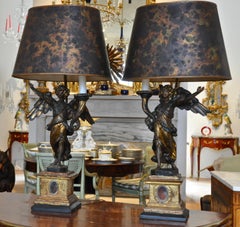 Pareja de candelabros relicarios italianos de madera tallada y ángeles dorados a modo de lámparas