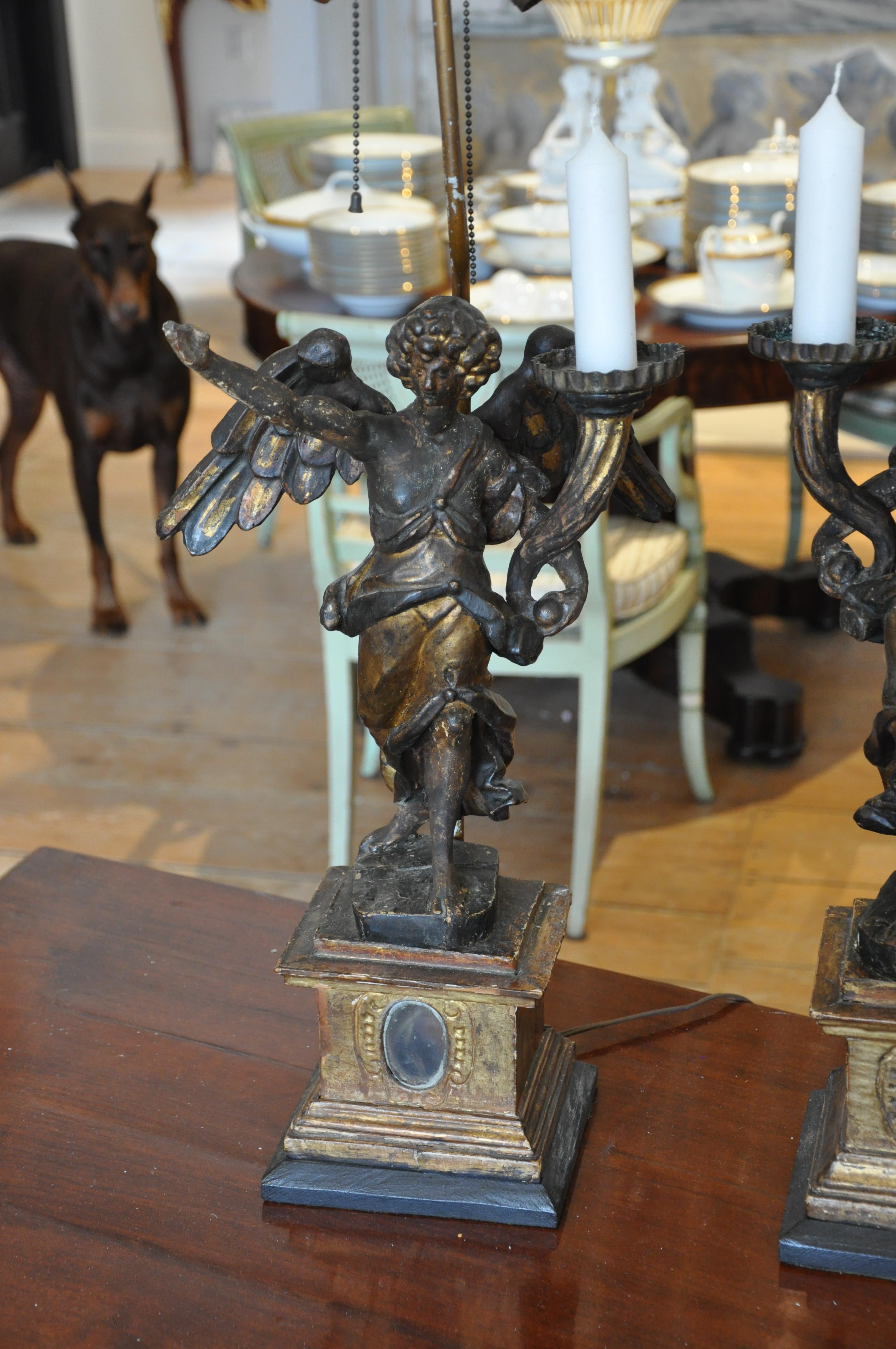 Doré Paire de candélabres à verge italiens et reliquaires en bois sculpté et doré représentant des anges et convertis en lampes en vente