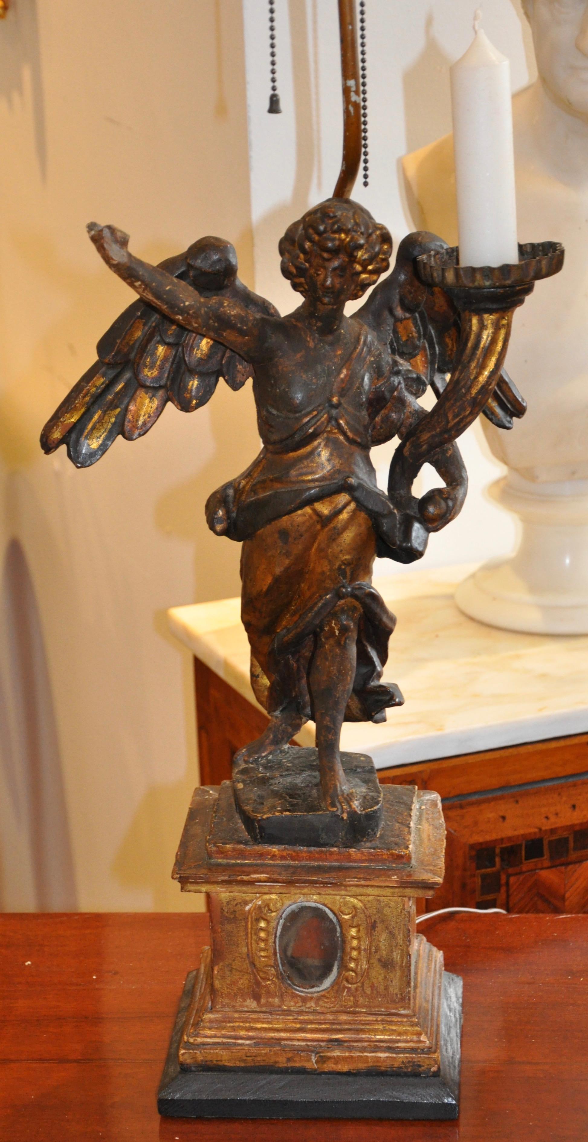 17ème siècle Paire de candélabres à verge italiens et reliquaires en bois sculpté et doré représentant des anges et convertis en lampes en vente