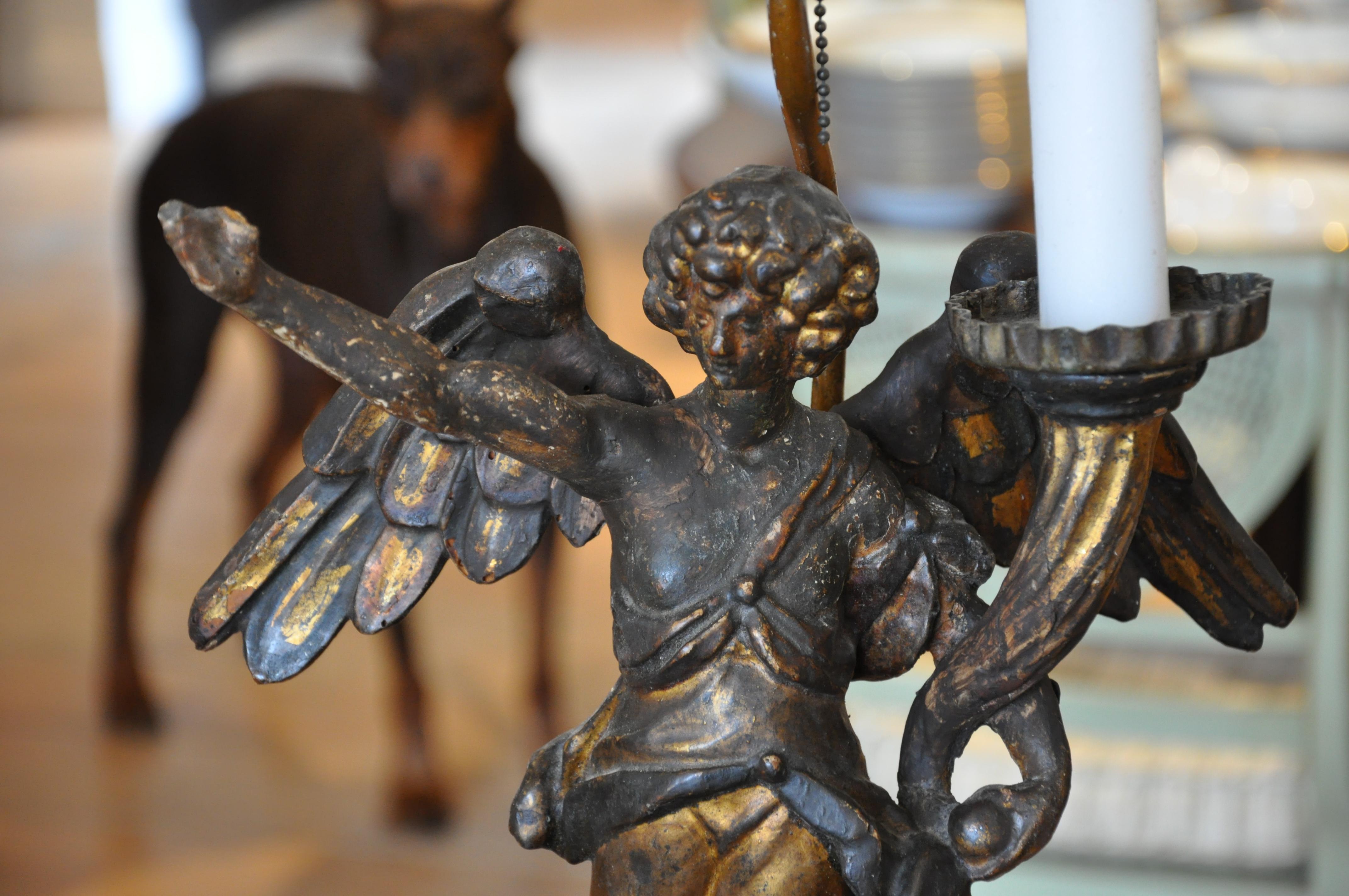 Pin Paire de candélabres à verge italiens et reliquaires en bois sculpté et doré représentant des anges et convertis en lampes en vente