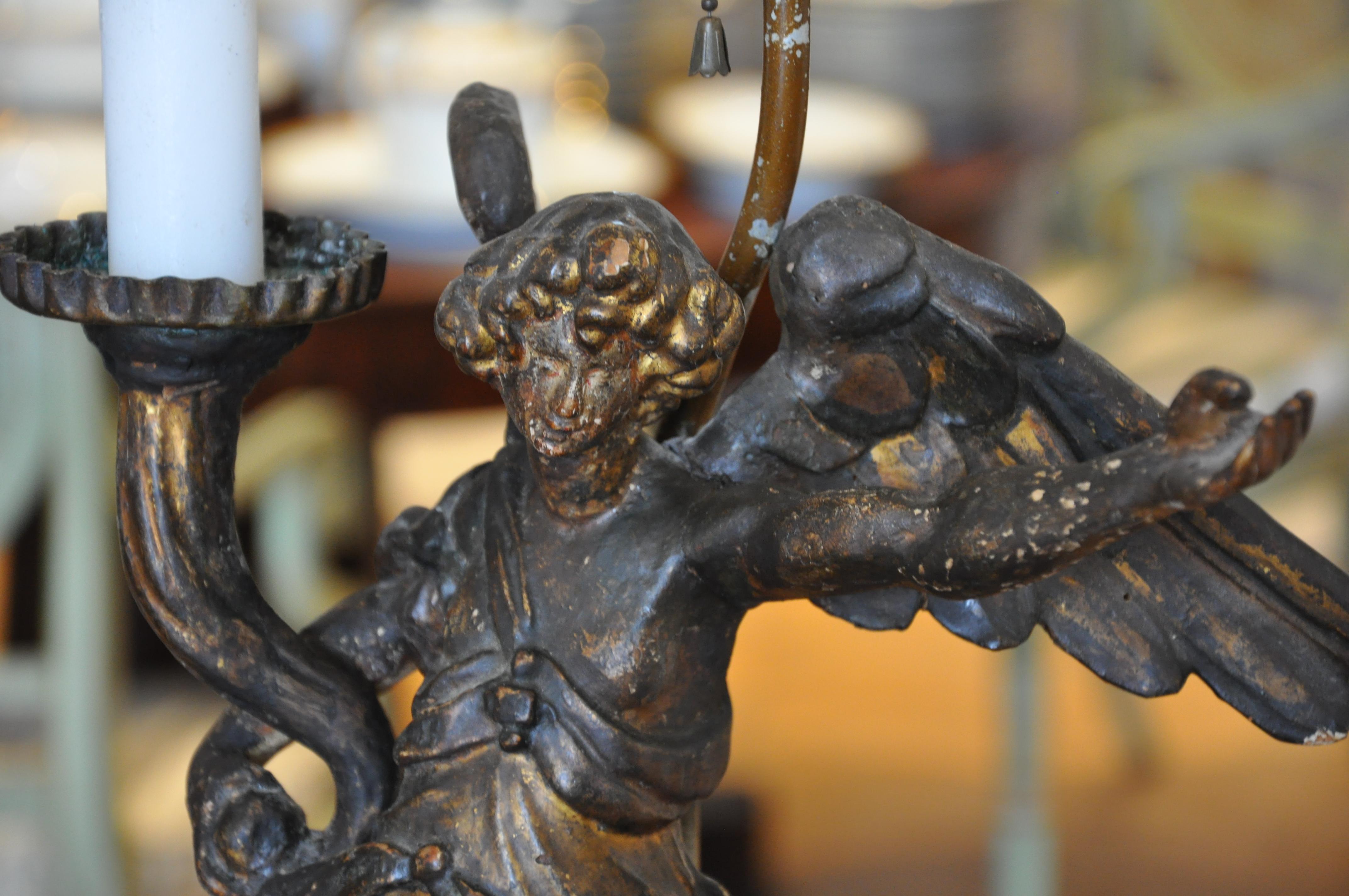 Paire de candélabres à verge italiens et reliquaires en bois sculpté et doré représentant des anges et convertis en lampes en vente 1