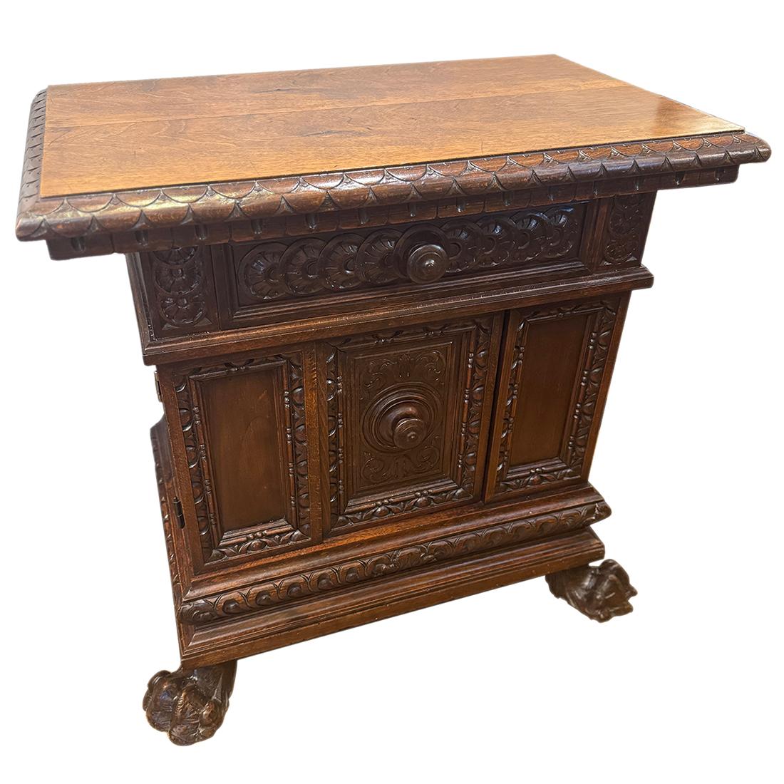 Coppia di comodini in legno intagliato italiano degli anni '30 con cassetto frontale.

Misure:
Altezza: 27,75
