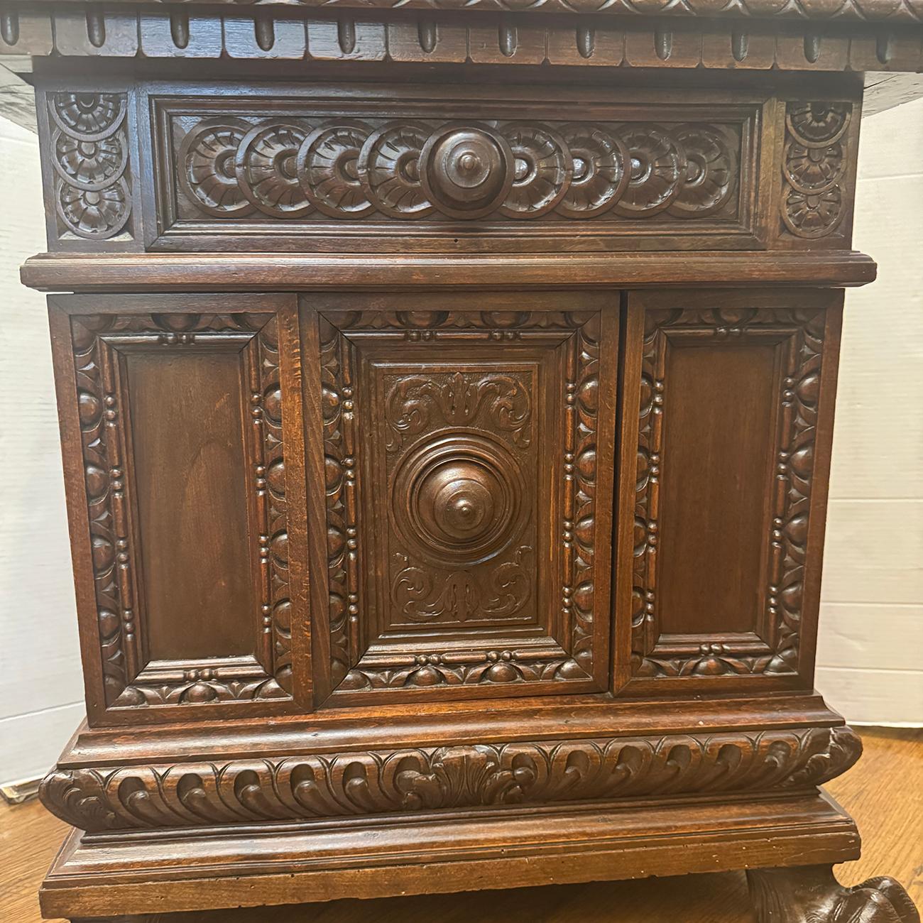 Italiano Coppia di comodini italiani in Wood intagliato in vendita