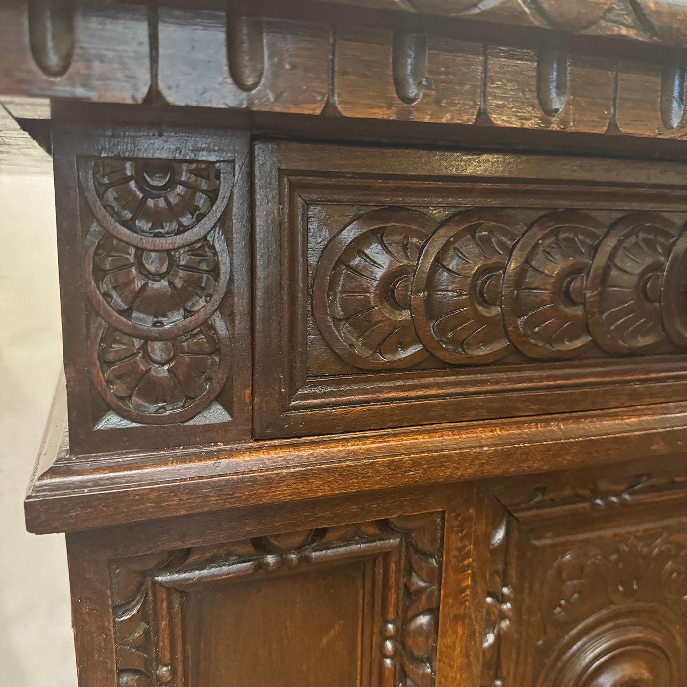 Intagliato Coppia di comodini italiani in Wood intagliato in vendita
