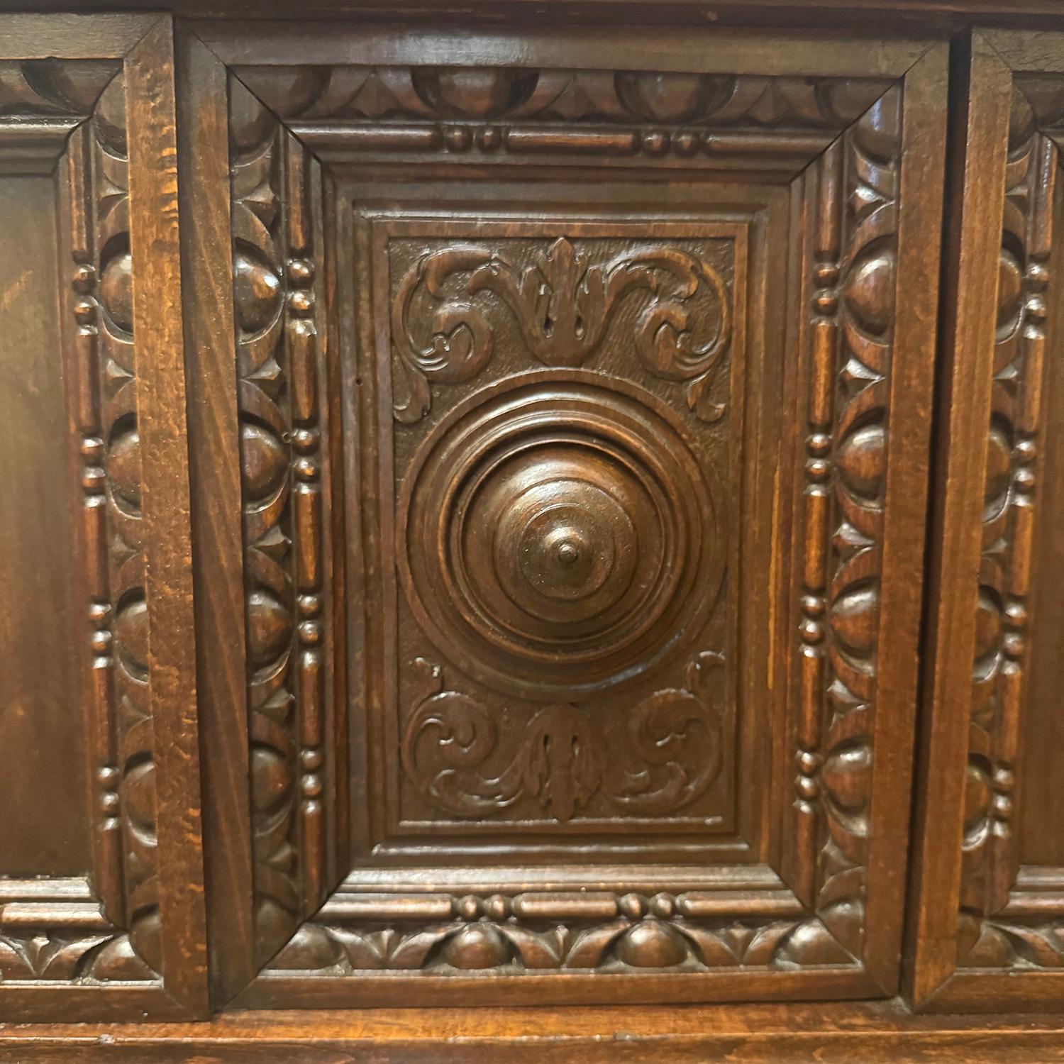 Coppia di comodini italiani in Wood intagliato In condizioni buone in vendita a New York, NY