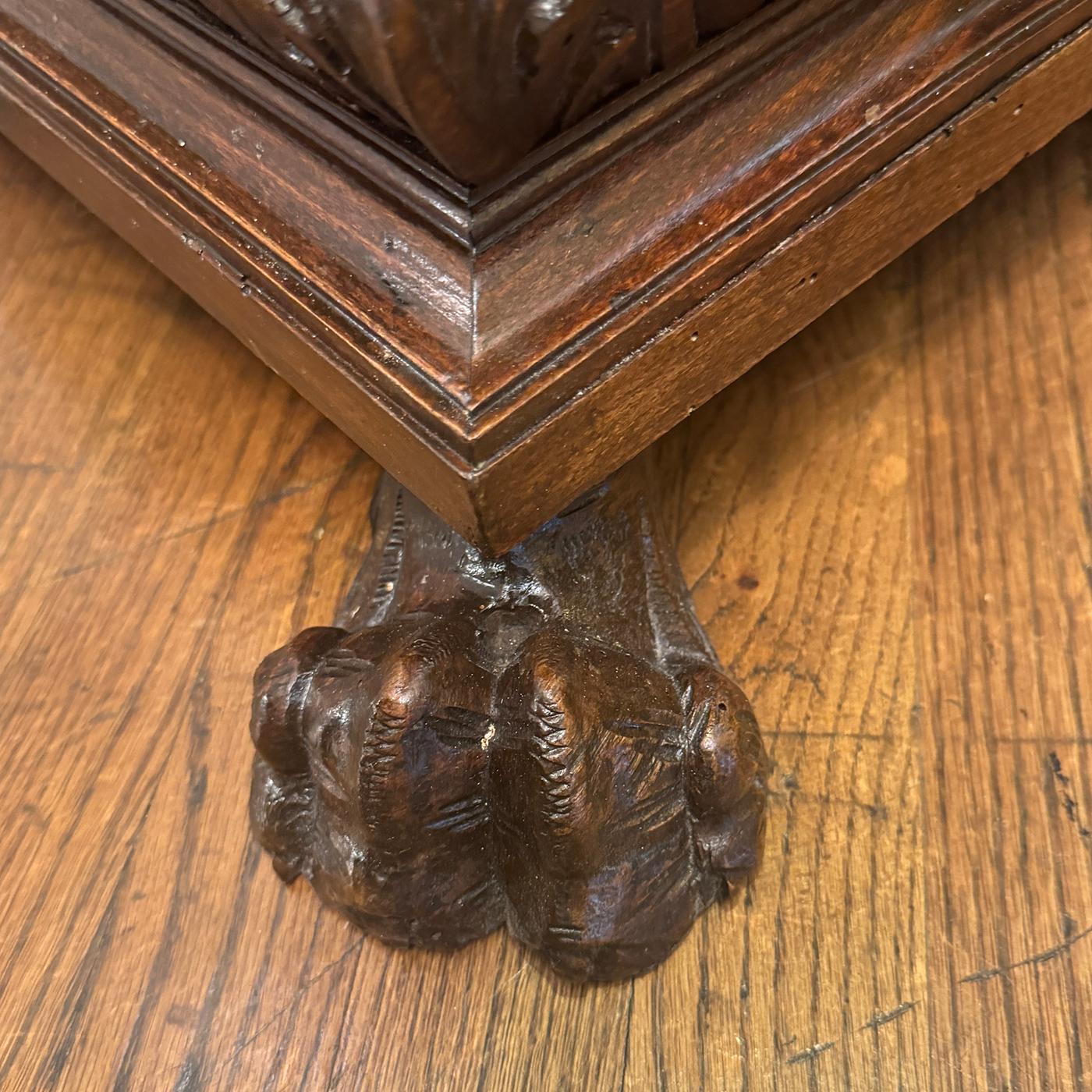 Legno Coppia di comodini italiani in Wood intagliato in vendita