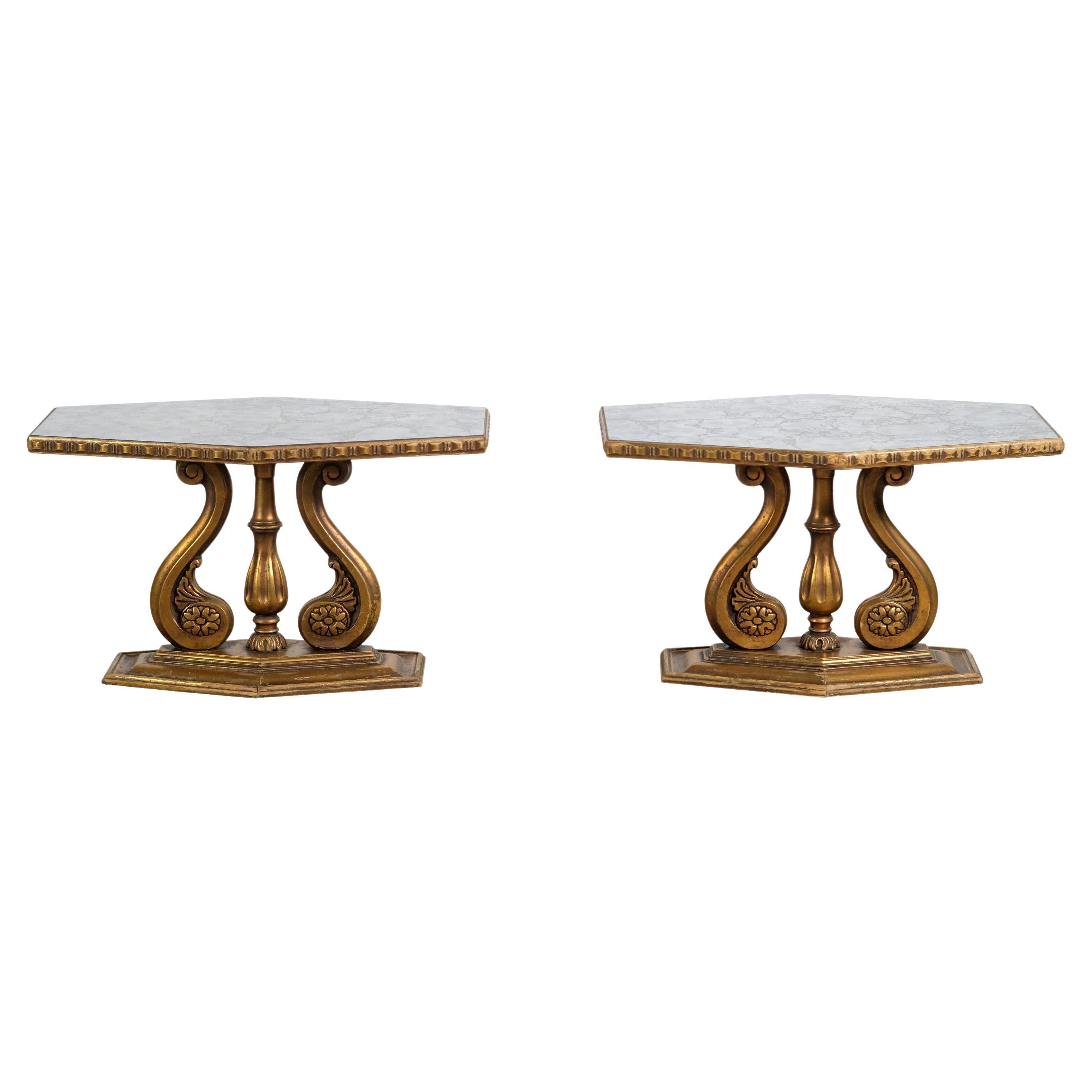 Paire de tables d'appoint italiennes en bois sculpté avec plateau en miroir peint