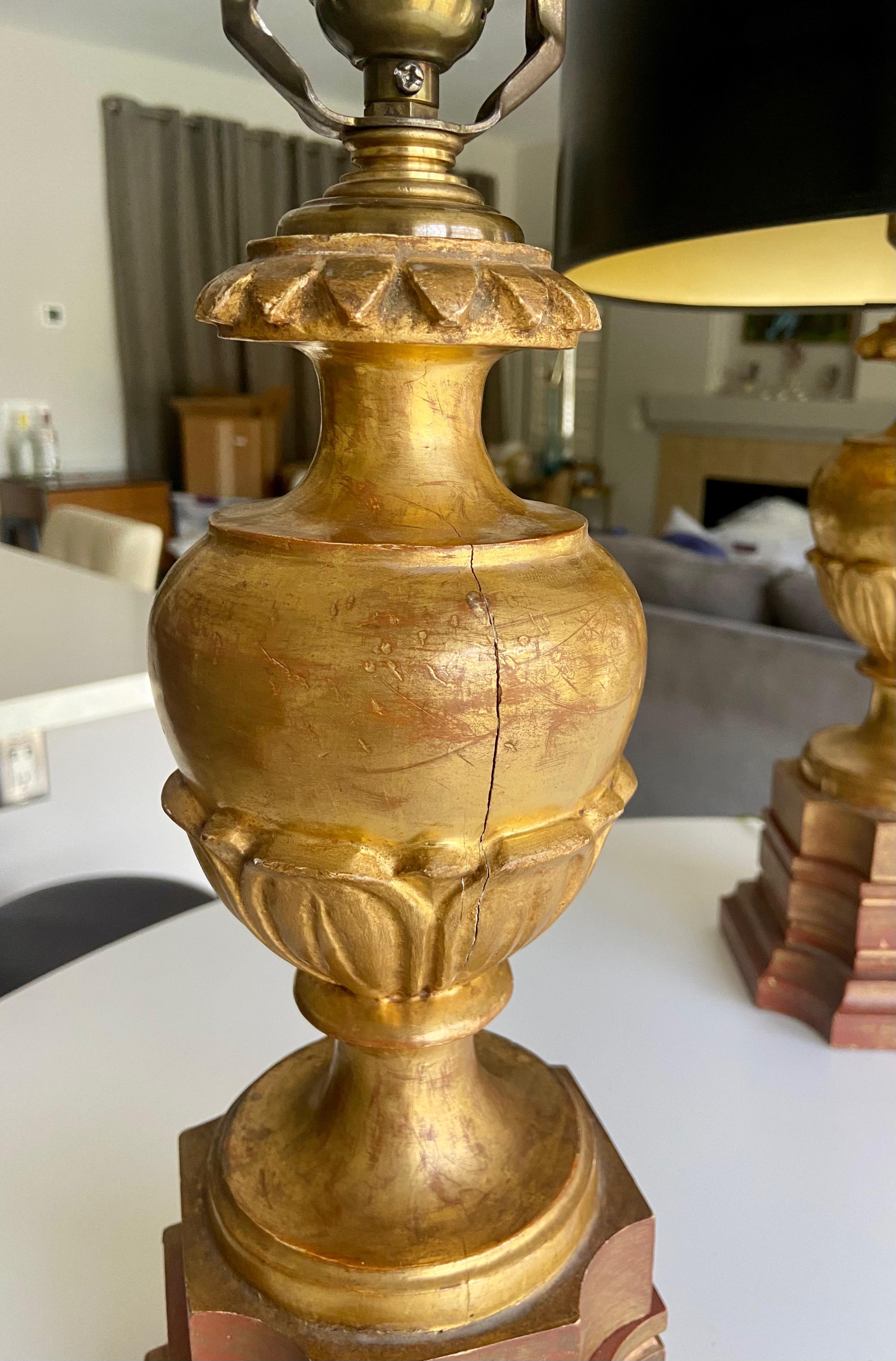 Paire de lampes italiennes en bois sculpté et doré à l'eau en vente 11