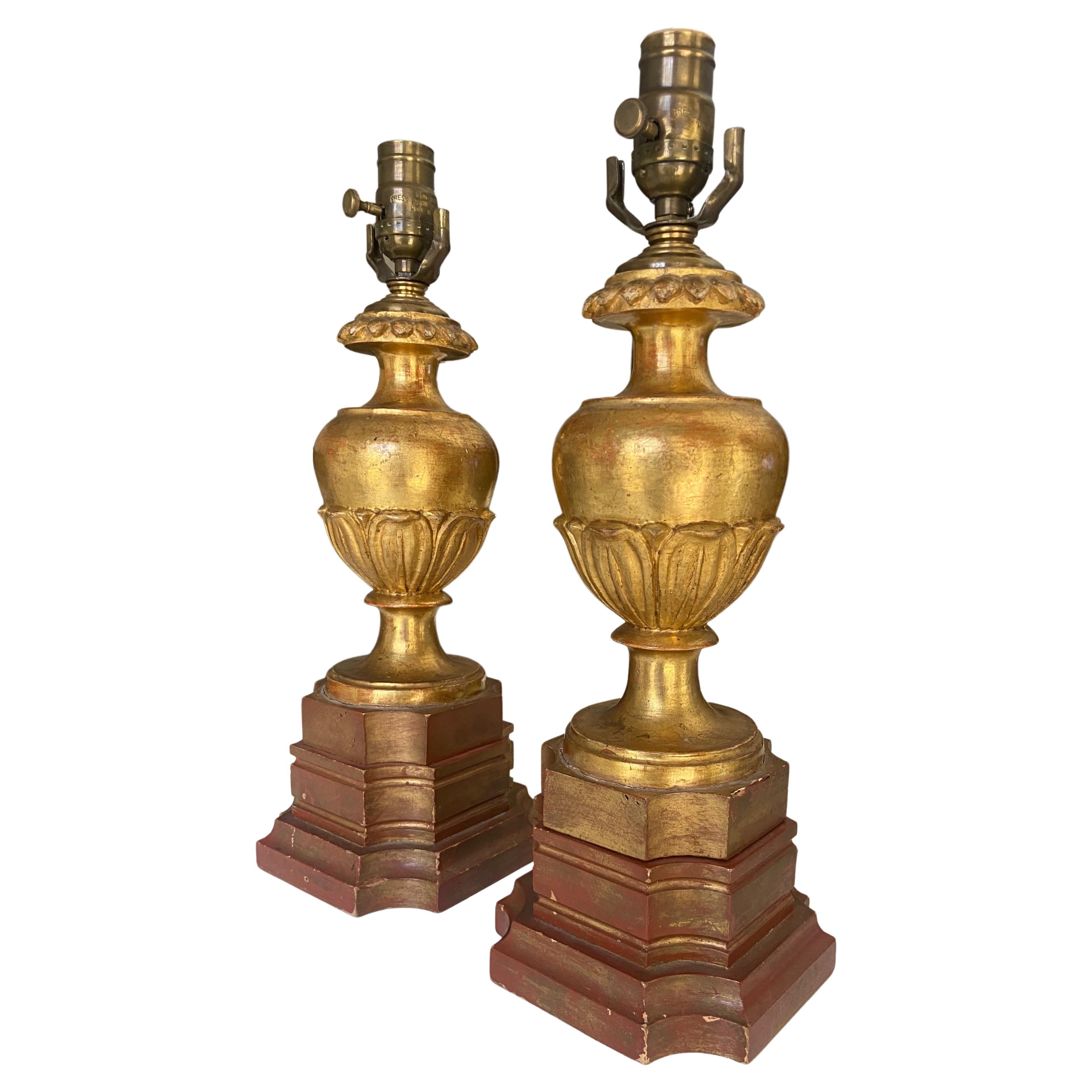 Paire de lampes italiennes en bois sculpté et doré à l'eau