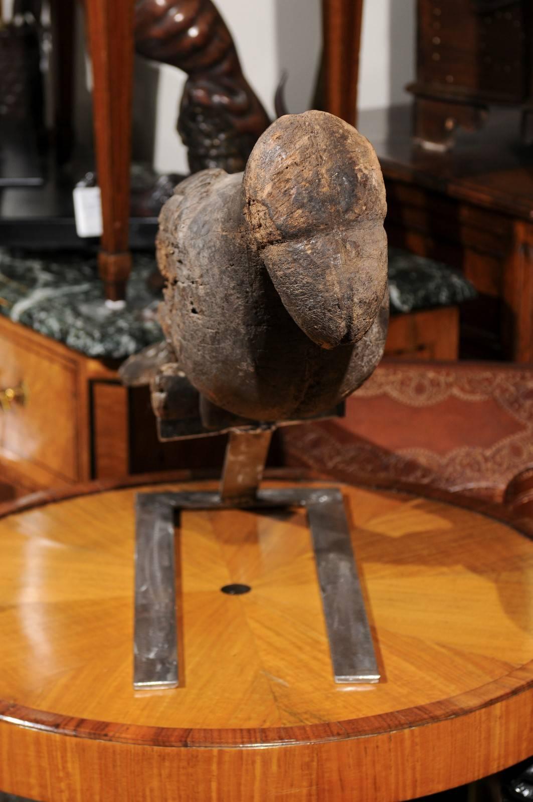 Italiano Coppia di pappagalli italiani in legno intagliato del 1880 circa, montati su basi moderne in acciaio in vendita
