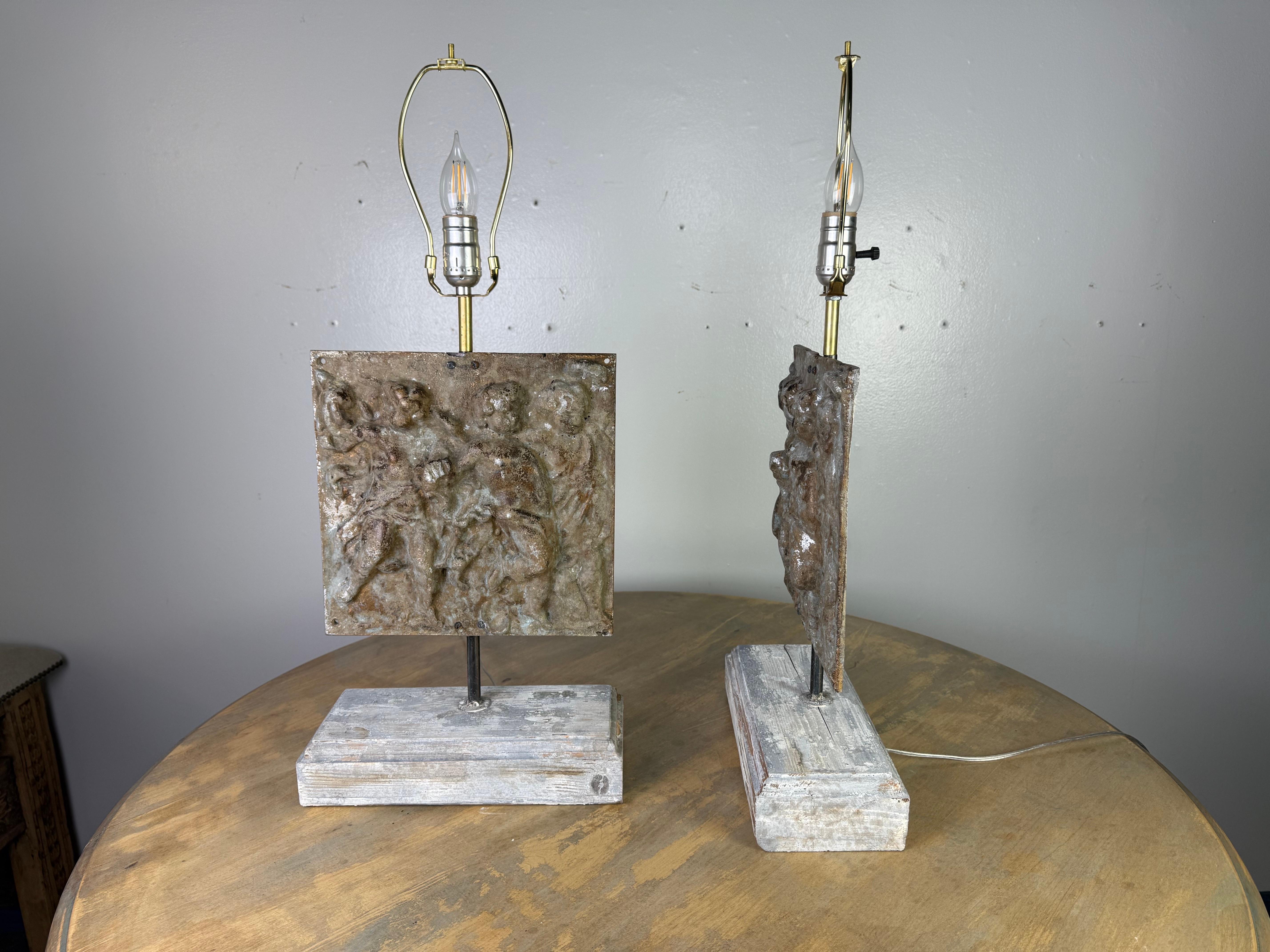 Paar italienische Metallguss-Figurenlampen (Klassisch-römisch) im Angebot