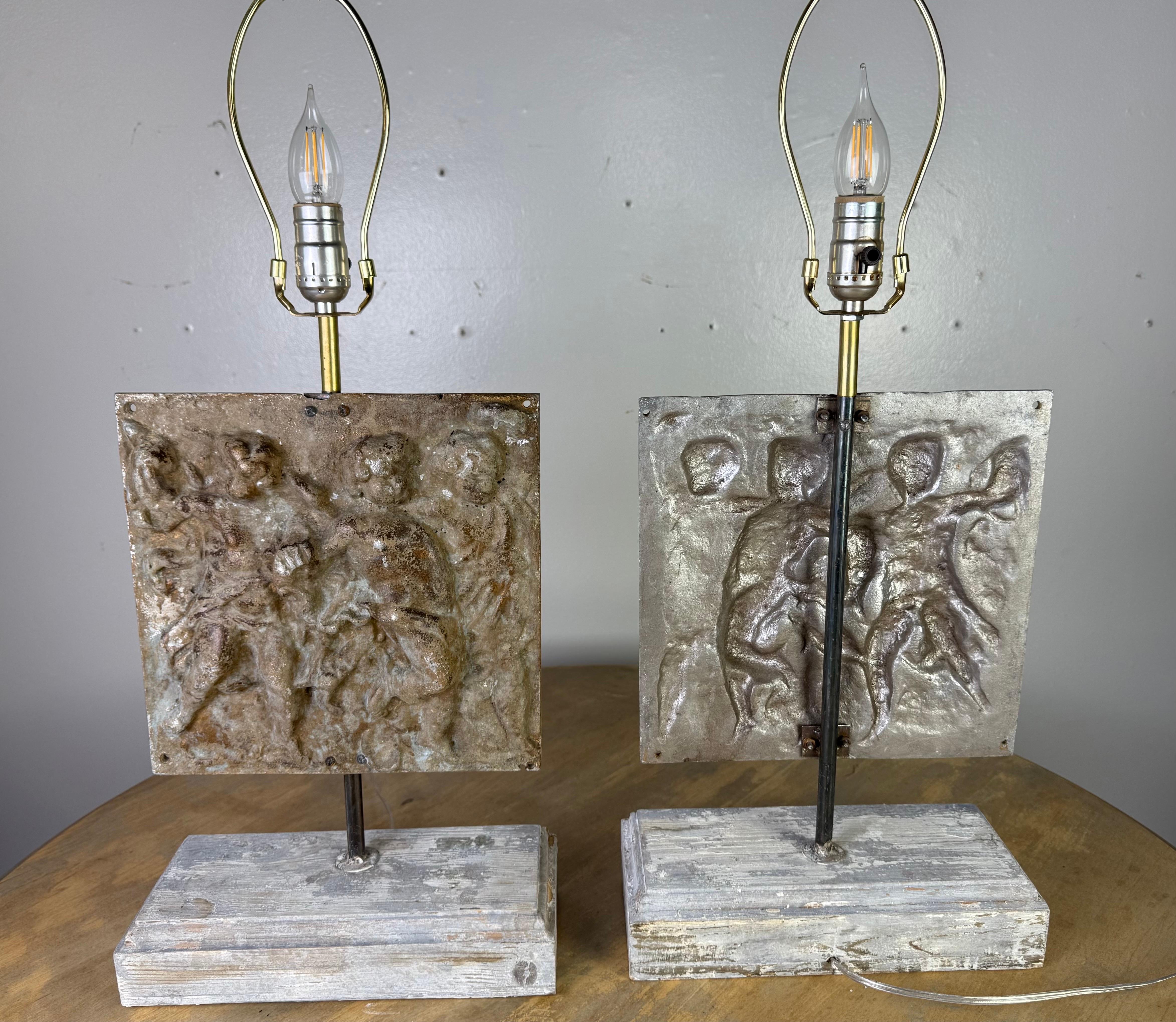 Paar italienische Metallguss-Figurenlampen (Italienisch) im Angebot
