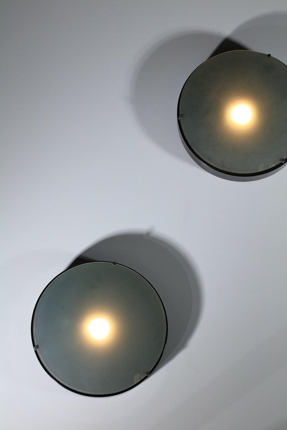 Pair of italian ceiling or wall lights Stilnovo black and glass lens 1960's In Good Condition In Lyon, FR