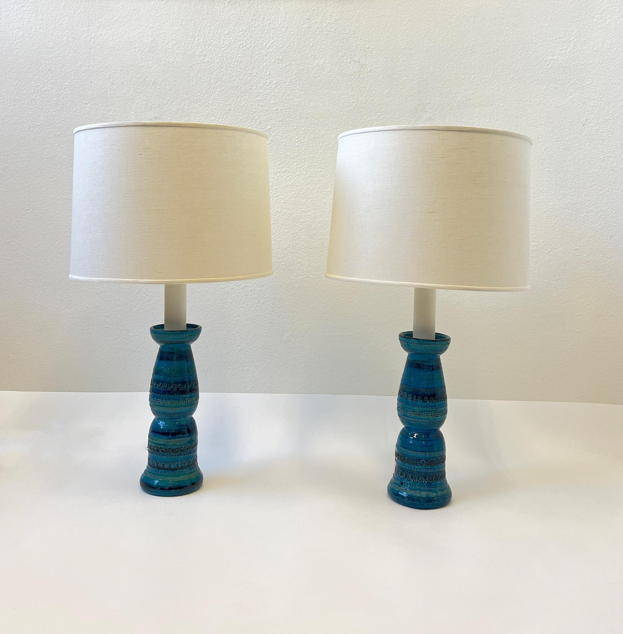 Glamorous pair of 1960’s Italian ceramic ‘Rimini Blue’ table lamps by renowned Italian ceramicist Aldo Londi for Bitossi. 
Newly rewired with new polish chrome hardware, black cloth cord and new vanilla linen shades. 
Measurements with shades: 18”