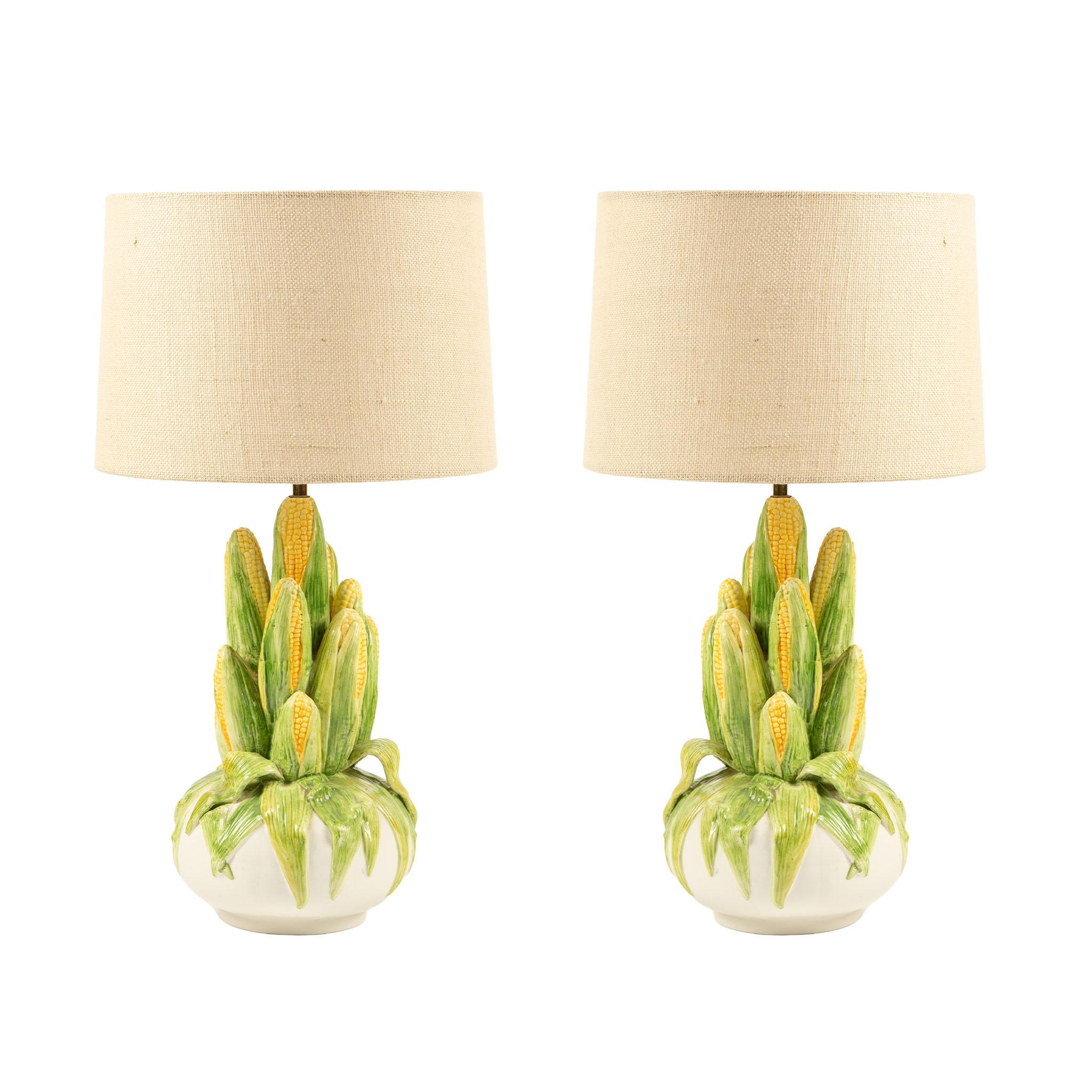 Coppia di lampade da mais in ceramica italiana, metà del XX secolo
Una stravagante coppia di lampade da tavolo in ceramica italiana della metà del XX secolo, ciascuna modellata come un grappolo di spighe di grano con bucce verdi e chicchi dorati che
