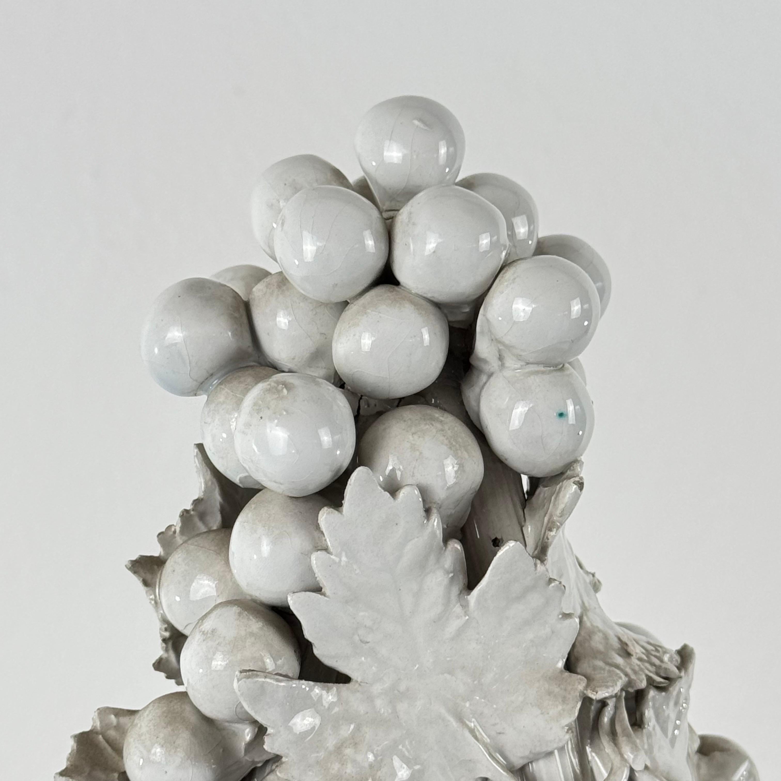Rarísima pareja de jarrones topiarios de cerámica con frutas, exquisitamente detallados, atribuidos a Ceramica Nove di Bassano, Italia, hacia la década de 1950. Totalmente ensambladas a mano y esmaltadas en un suave tono marfil, estas esculturas