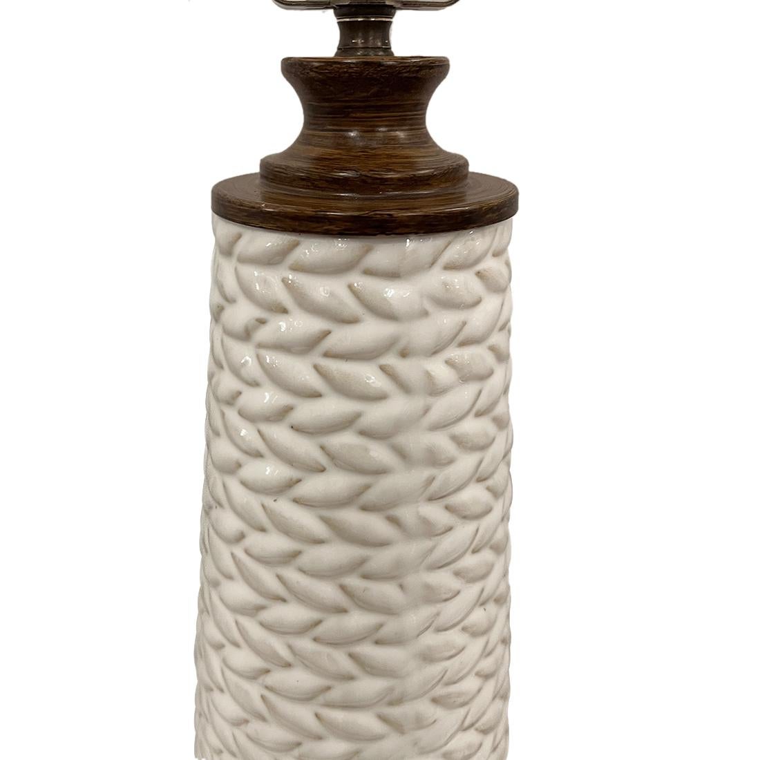 Paire de lampes de table italiennes en forme de corde datant des années 1960.

Mesures :
Hauteur du corps : 21
Hauteur jusqu'à l'appui de l'abat-jour : 31