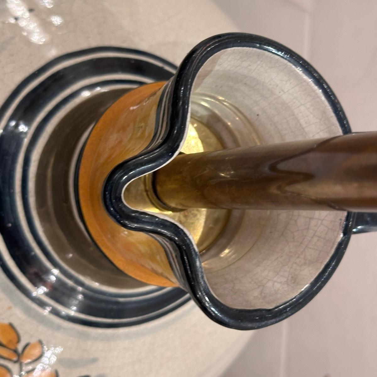 Paire de lampes italiennes en céramique peinte datant des années 1960.

Mesures :
Hauteur du corps : 16