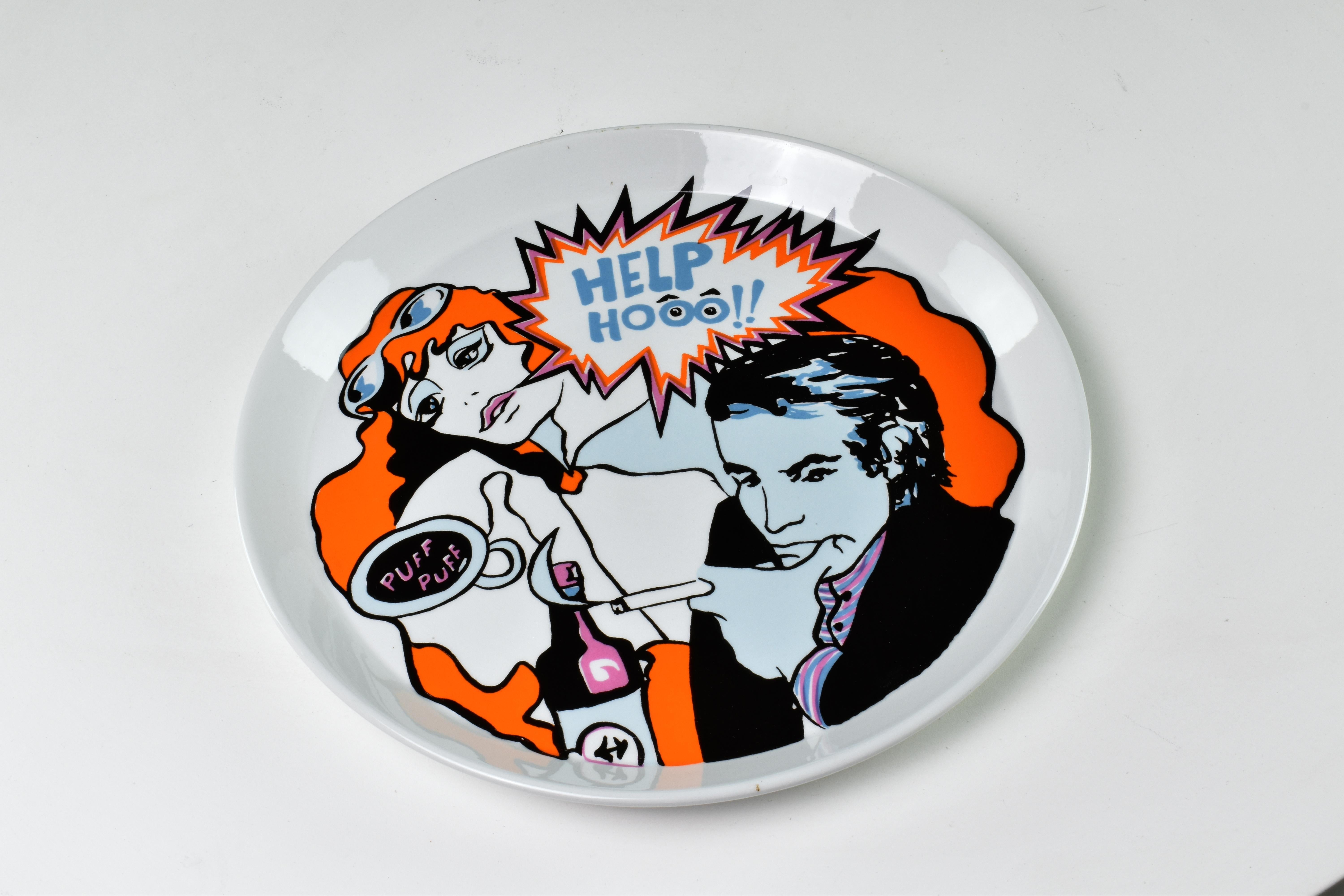 Vibrant graphisme italien vintage du milieu du siècle, provenant du célèbre atelier de Franco Pozzi (Gallarate). Chaque assiette en céramique émaillée présente des motifs audacieux de bandes dessinées dans des tons saturés d'orange, de lilas et de