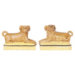 Paire de chiens ou de chiens couchés en céramique italienne
