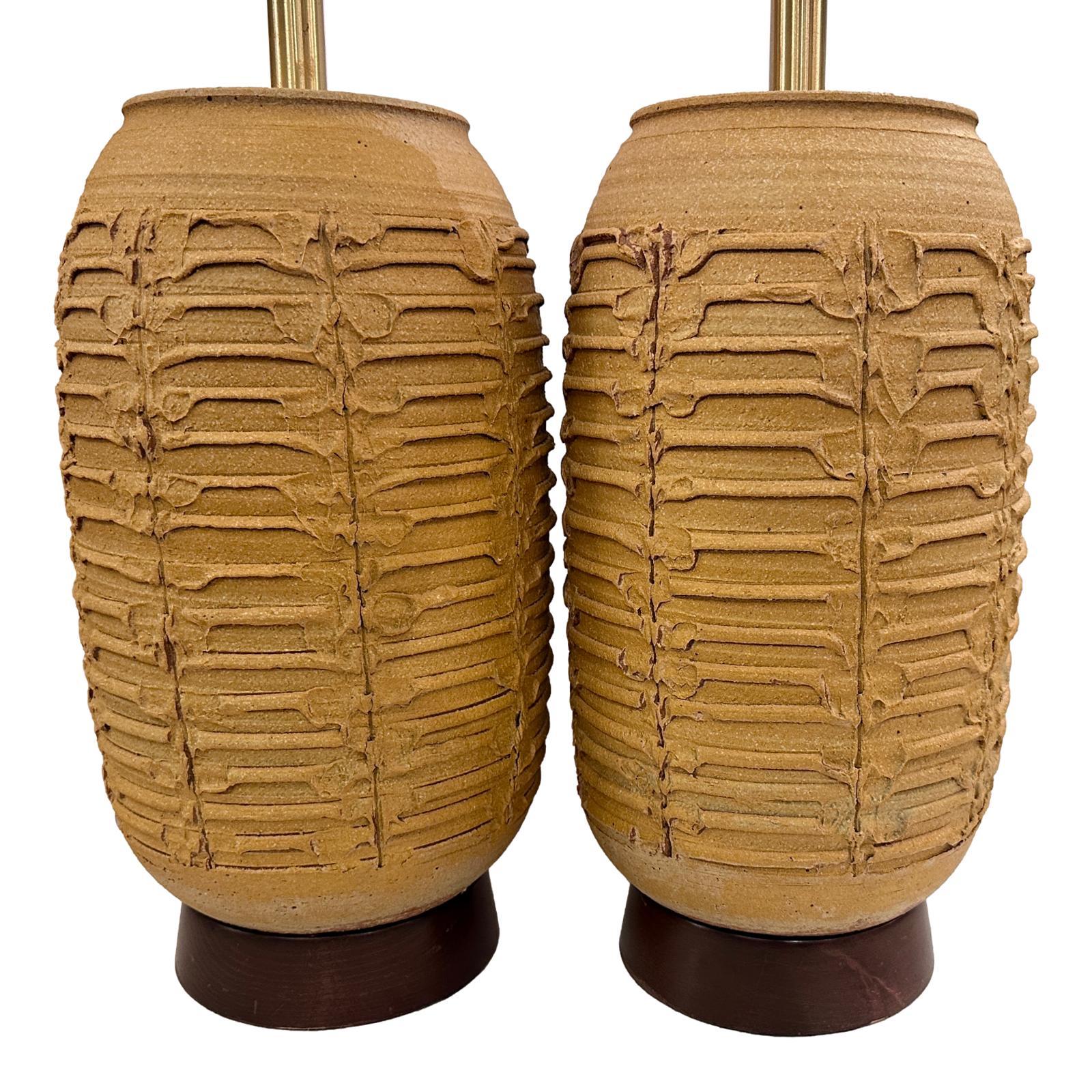 Paire de lampes de table italiennes en céramique texturée datant des années 1960.

Mesures :
Hauteur du corps : 17