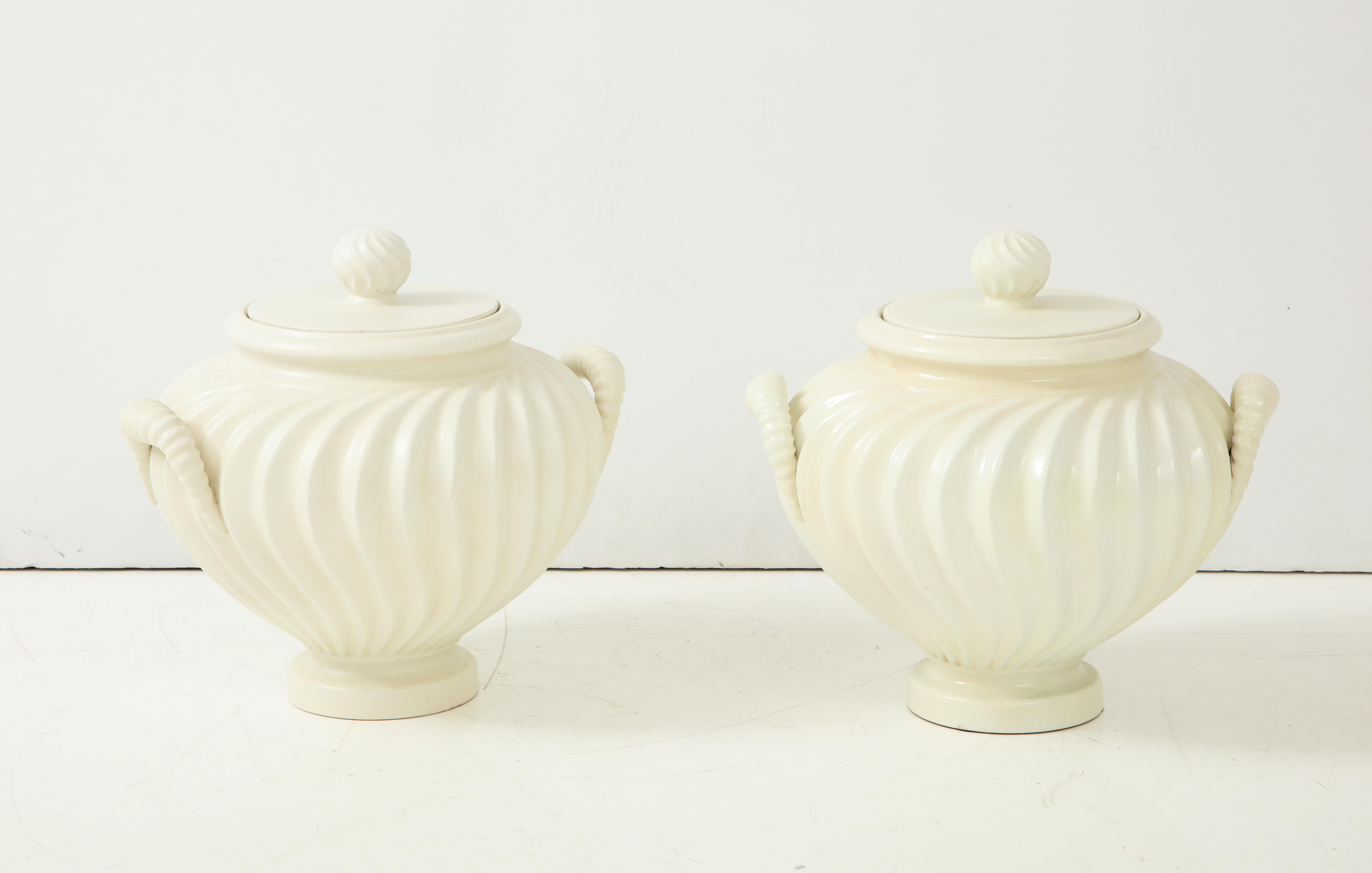 Pair of Italian 1930s neoclassical white ceramic vases with lid, decorated with ‘strigilature’ (decoration with wavy grooves or spiral fluting reminiscent of the shape of the strigil, carved on the surface of marbles, such as baccellature,