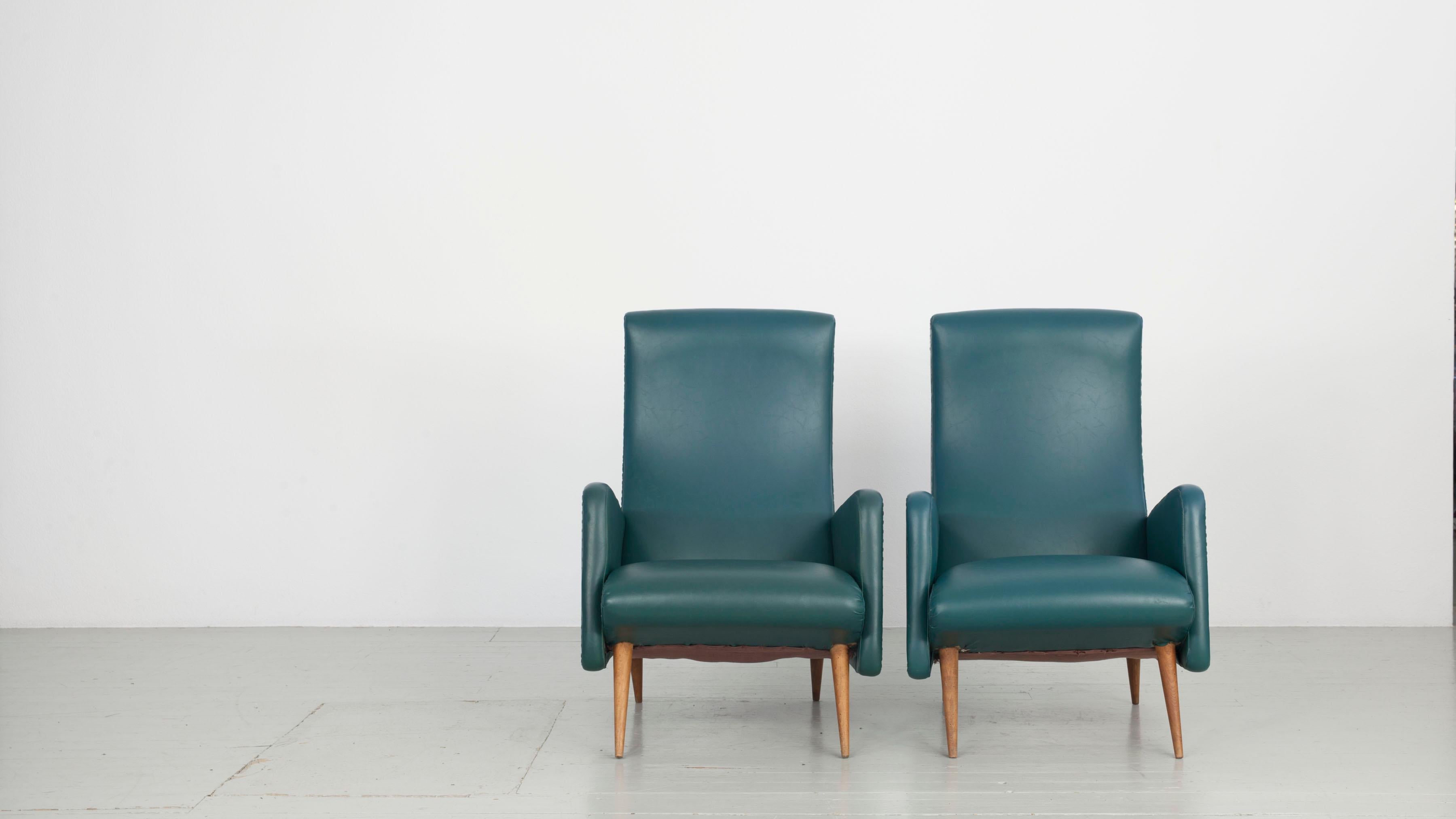 Paar italienische Stühle mit original grüner Imitation-Lederpolsterung, 1950 (Holz) im Angebot