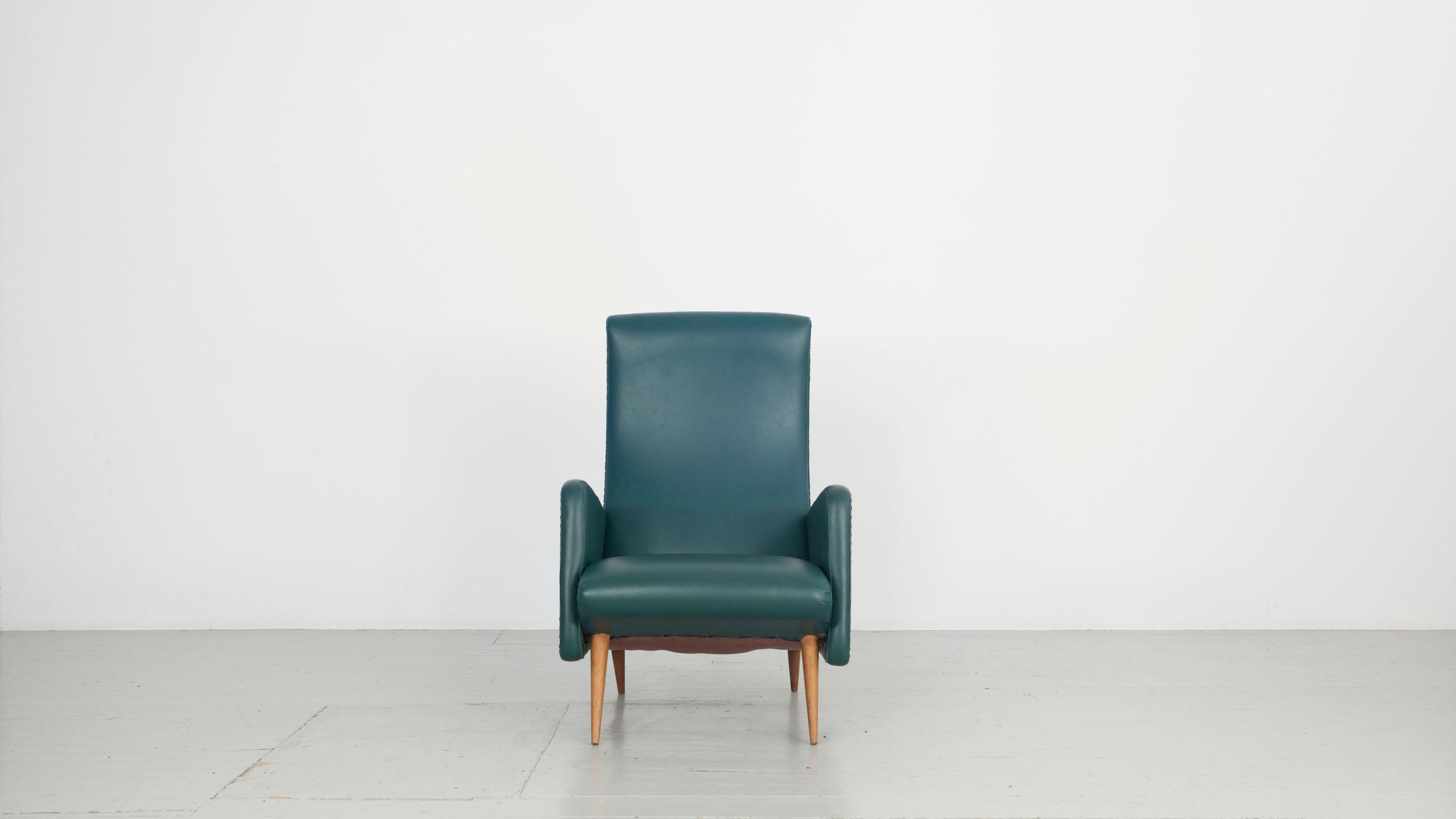 Dieses Paar italienischer Sessel aus den 1950er Jahren wurde von Cassina hergestellt. Sie sind mit petrolfarbenem Kunstleder bezogen, das ein Originalbezug ist, der in sehr gutem Zustand ist. Die spitzen Holzbeine der Sessel sind ebenfalls in gutem