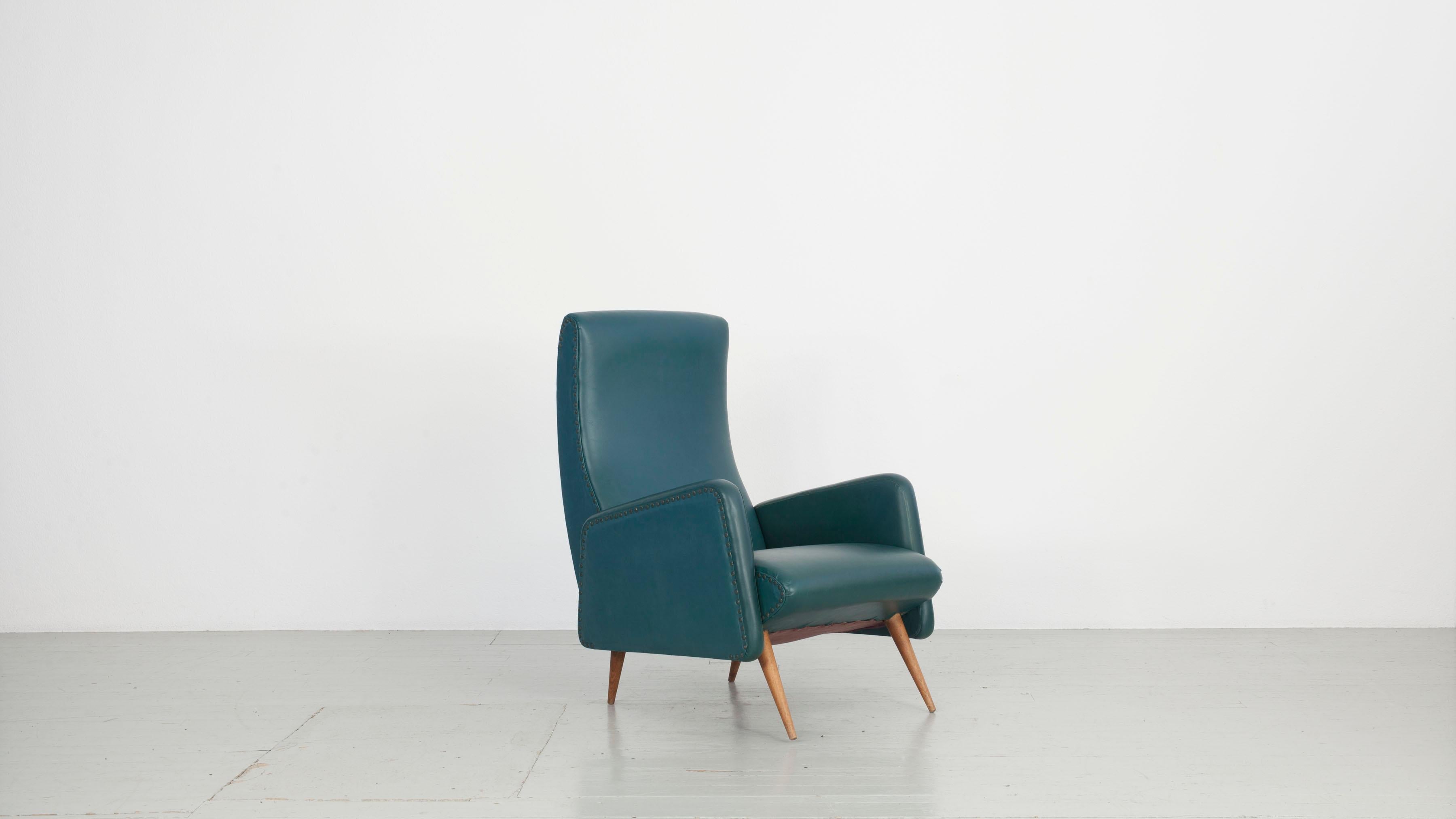 Paar italienische Stühle mit original grüner Imitation-Lederpolsterung, 1950 (Moderne der Mitte des Jahrhunderts) im Angebot