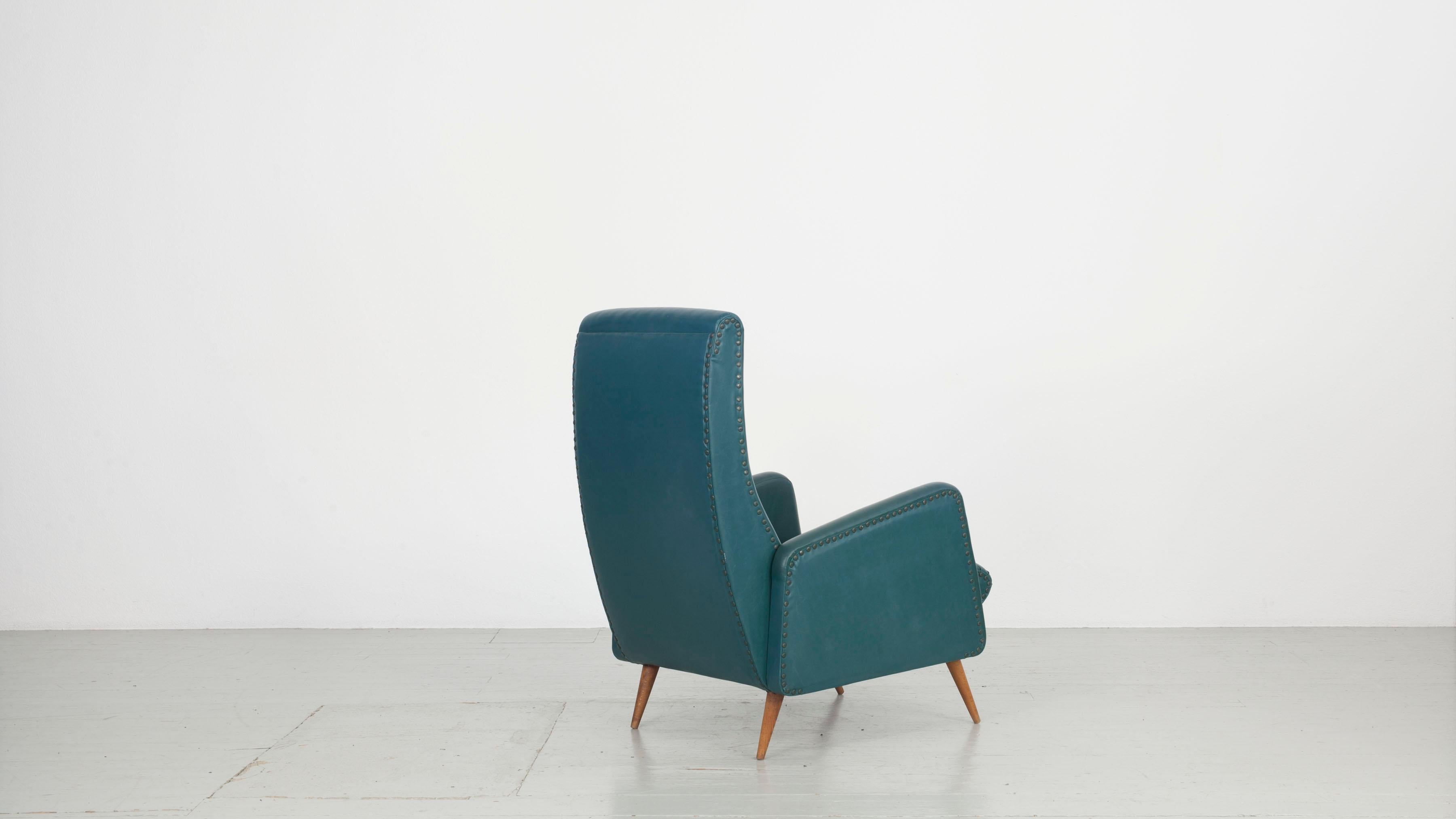 Paar italienische Stühle mit original grüner Imitation-Lederpolsterung, 1950 im Zustand „Gut“ im Angebot in Wolfurt, AT