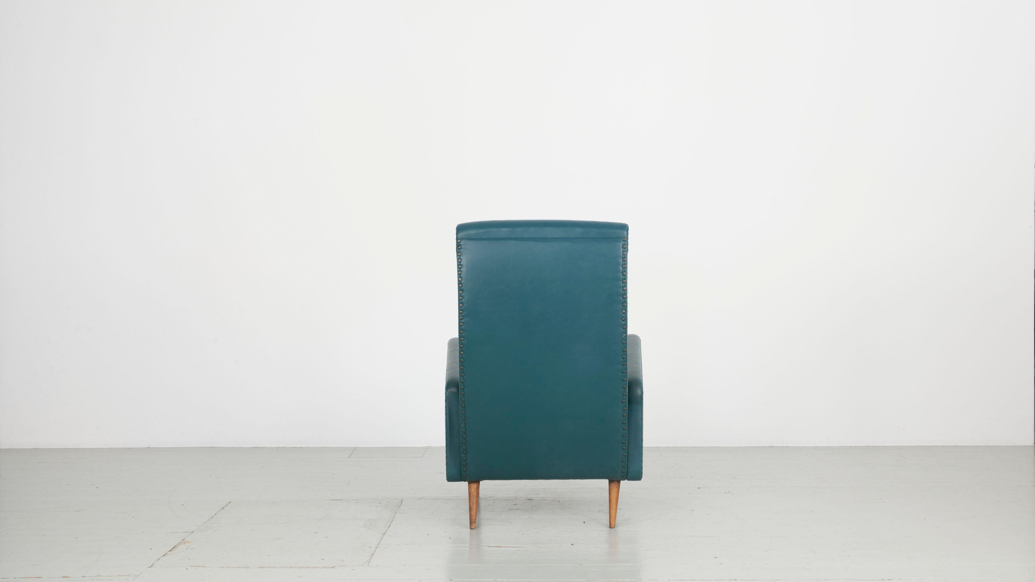 Paar italienische Stühle mit original grüner Imitation-Lederpolsterung, 1950 (Mitte des 20. Jahrhunderts) im Angebot
