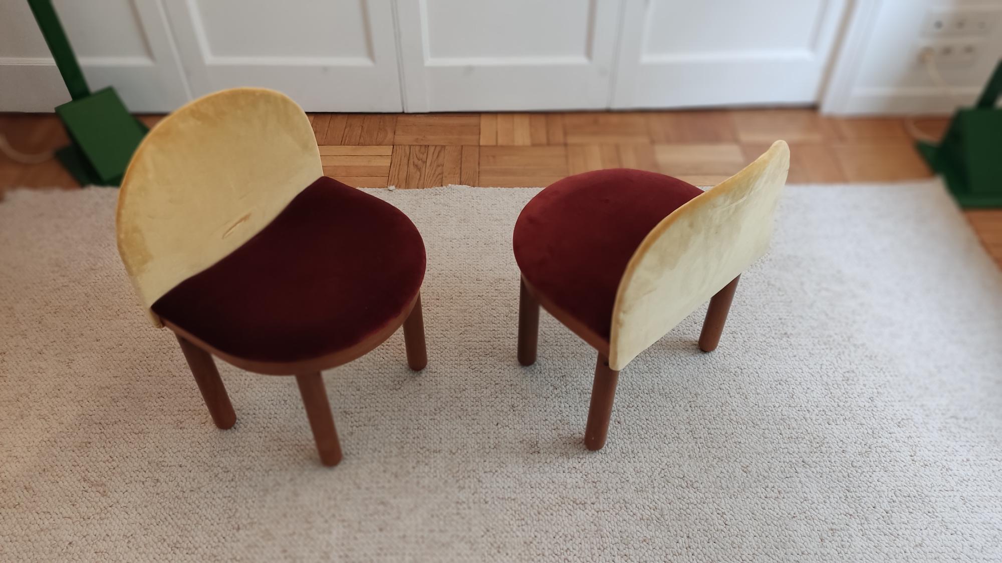 Hübsches Set aus 2 kleinen italienischen Stühlen aus Holz und mit warmem gelbem und rotem Samt gepolstert. Die runden Beine erinnern an die Tische von Gianfranco Frattini. Möglichkeit, einen dritten Stuhl zu bekommen. 